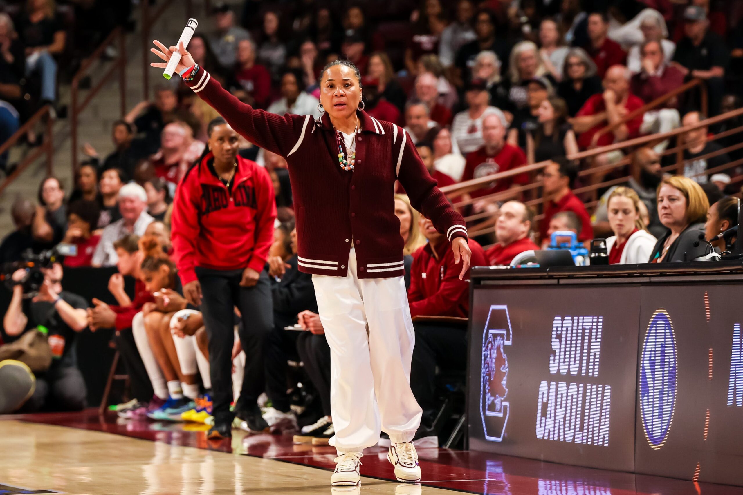 Plies, Dawn Staley, South Carolina Gamecocks, NCAA Tournament, March Madness, basketball, hediye, kolye, şampiyonluk, spor, müzik, konser, ilişki, rapçi, kadın basketbolu, Carolina Üniversitesi, Olivia Noni
