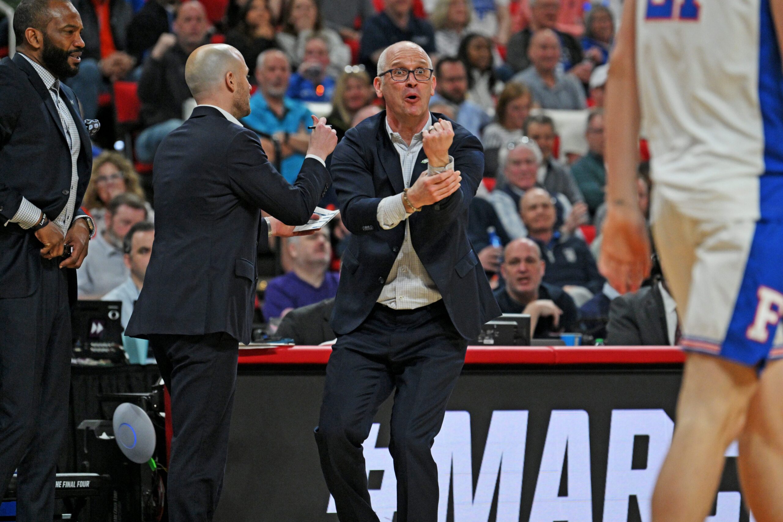 Dan Hurley, UConn, basketbol, koç, davranış, sinir, NCAA turnuvası, Florida, Baylor, Bobby Knight, duygusal kontrol, liderlik, spor psikolojisi, rekabet, başarı, itibar, kişisel gelişim, öz farkındalık, stres yönetimi, sosyal medya, tepki, antrenörlük, üniversite basketbolu, şampiyonluk, kariyer, gelecek, değişim, duygular, tutku, ego, zafer, yenilgi, pişmanlık
