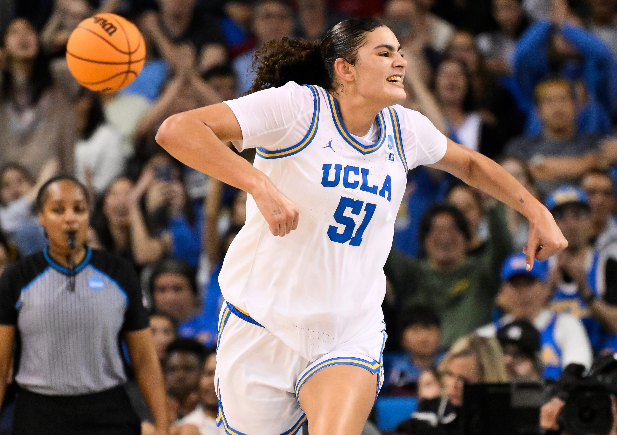 Lauren Betts, UCLA, kadın basketbolu, NCAA turnuvası, Mychal Thompson, Kareem Abdul-Jabbar, Bill Walton, Cori Close, Kiki Rice, Sweet 16, Mississippi, basketbol, spor, atlet, şampiyonluk, Pauley Pavilion.
