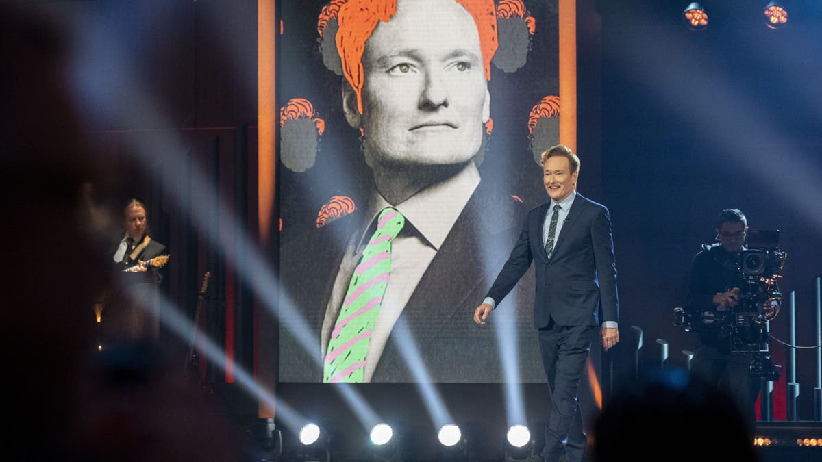 Donald Trump, Conan O'Brien, Mark Twain Ödülü, Sarah Silverman, John Mulaney, Will Ferrell, Nikki Glaser, Kennedy Merkezi, siyasi hiciv, komedi, Hollywood, Deborah Rutter, David Rubenstein, Usha Vance, Susie Wiles, Dan Scavino, Roy Cohn, Amerika Birleşik Devletleri, siyaset, sanat, Fox News, Emma Colton
