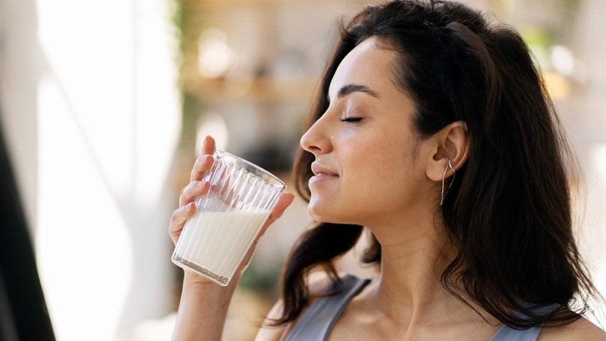 süt, süt faydaları, sağlık, beslenme, kalsiyum, vitamin D, kemik sağlığı, protein, kas gelişimi, hidrasyon, bağışıklık sistemi, laktoz intoleransı, osteoporoz, diyet, çocuk beslenmesi, yetişkin beslenmesi, Sarah Heckler, Matthew Black, Fox News
