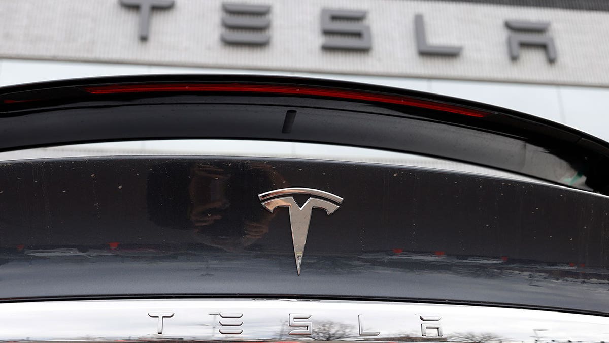 Walter Manzke, République, Elon Musk, Tesla, Los Angeles, restaurant, controversy, social media backlash, boycott, New York Times, electric vehicles, politics, Donald Trump, DOGE, vandalism, customer reaction, public relations, business suicide, Instagram statement, political neutrality
