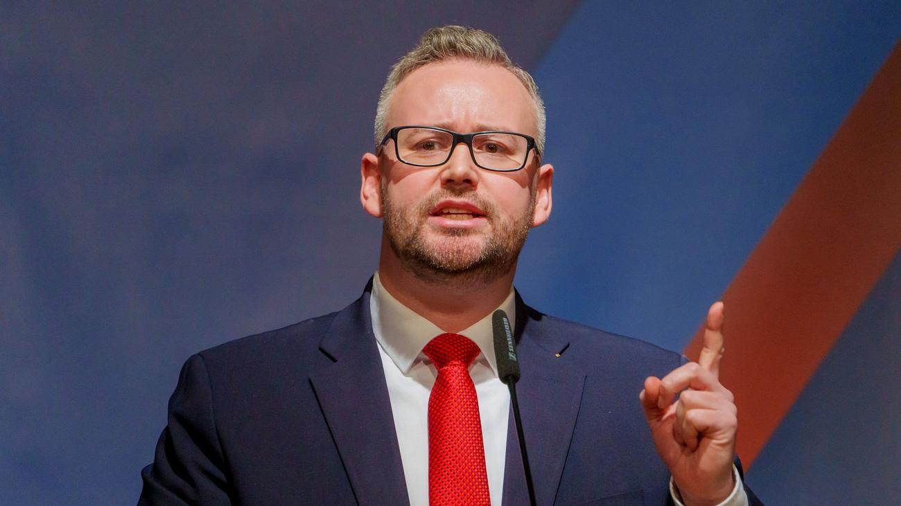 AfD, Almanya için Alternatif, Sebastian Münzenmaier, Rheinland-Pfalz, aşırı sağ, aşırı sağcılık, Anayasa Koruma Dairesi, BfV, istihbarat, siyasi motivasyon, siyasi baskı, meşruiyet kaybı, anketler, Almanya, siyaset, haberler, aşırı sağcı parti, demokrasi, temel haklar, anayasal düzen, Almanya siyaseti, siyasi analiz, güncel haberler, siyasi gelişmeler, Alman siyaseti, seçimler, seçim anketleri, politikacılar, politikacı açıklamaları
