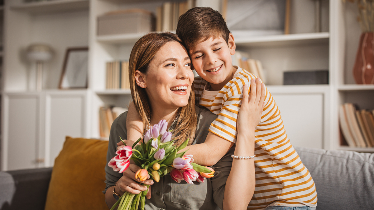 Anneler Günü hediyeleri, anneye hediye fikirleri, anneler günü için benzersiz hediyeler, lüks anne hediyeleri, kullanışlı anneler günü hediyeleri, ipek yastık kılıfı, rahat pijama takımları, kişiye özel takılar, altın kolye, Kendra Scott takıları, Apple Watch indirimleri, akıllı saat, Coach çanta, deri omuz çantası, David Yurman bileklik, gümüş bileklik, altın detaylı bileklik, golf swing eğitmeni, Rose de France ametist kolye, buz yapma makinesi, şifre defteri, Brooklinen ipek yastık kılıfı, Cozy Earth pijama, bambu pijama takımı, çiçek aboneliği, BloomsyBox, The Bouqs, spa duş seti, sporcu anne hediyesi, futbol kolye, Hyperice Normatec 3 Legs, masaj aleti, sağlık tasarruf hesabı, indirimler, foxnews fırsatları
