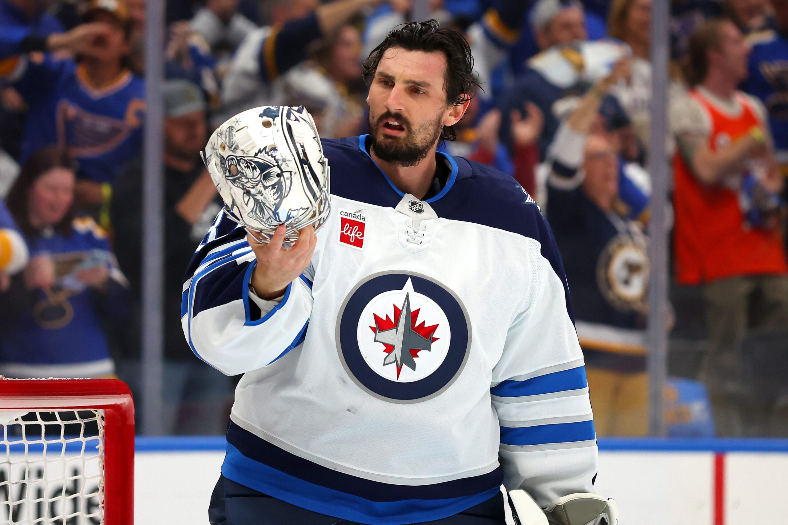 Connor Hellebuyck, Winnipeg Jets, kaleci performansı, playoff sorunları, Vezina Trophy, Hart Trophy, save yüzdesi, Scott Arniel, Eric Comrie, kaleci koçu Wade Flaherty, NHL, buz hokeyi, performans düşüşü, kriz analizi, kaleci değişimi, St. Louis, 2023 playoffları, Colorado Avalanche
