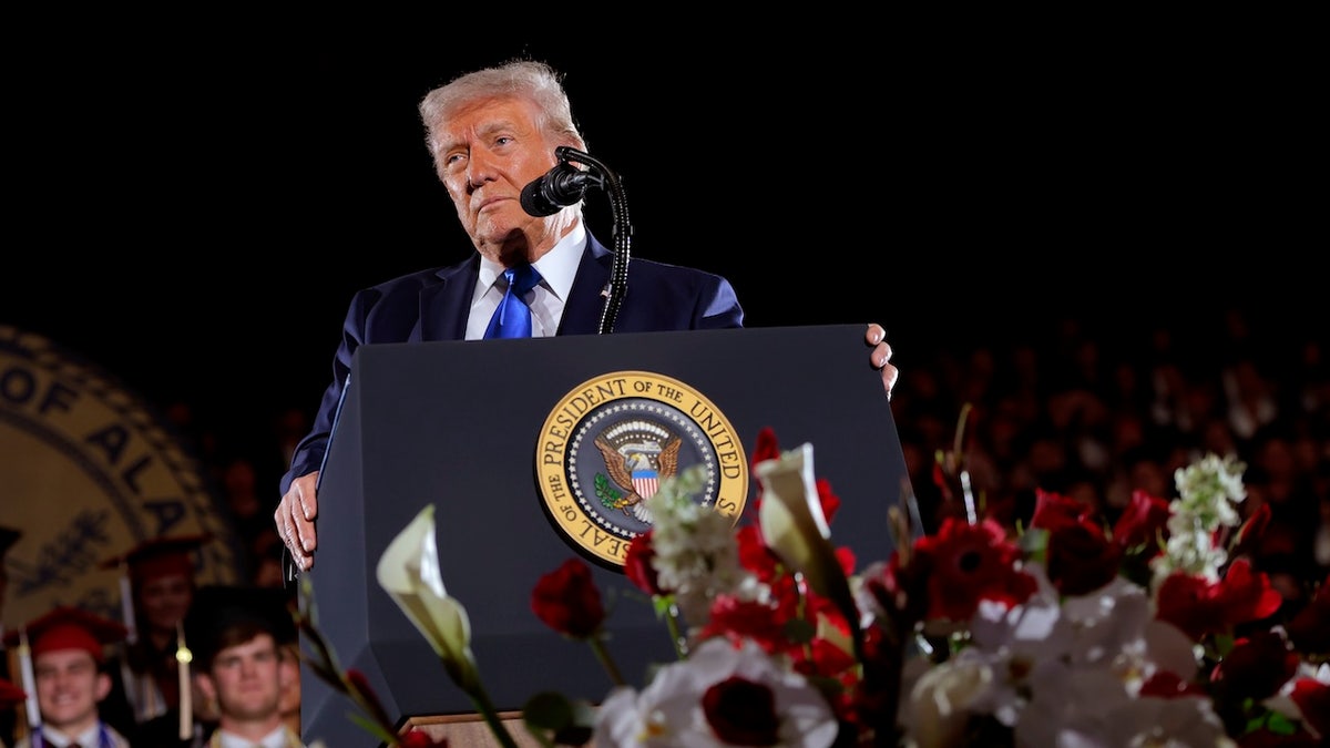 Donald Trump, kadın sporları, trans sporcular, üniversite mezuniyet töreni, Alabama Üniversitesi, SEC şampiyonu, kadın atletizm takımı, cinsiyet uygunluk testi, İmane Khelif, Lin Yu-ting, Paris Olimpiyatları, kadın boks, ağırlık kaldırma, yüzme, voleybol, Brooke Slusser, San Jose State Üniversitesi, Blaire Fleming, cinsiyet politikası, NCAA, cinsiyet kimliği, biyolojik cinsiyet, Cumhuriyetçi Parti, Demokrat Parti, anket, Fox News, seçim 2024, Kamala Harris, moderatör seçmenler, toplumsal cinsiyet, kadın hakları, spor politikası

