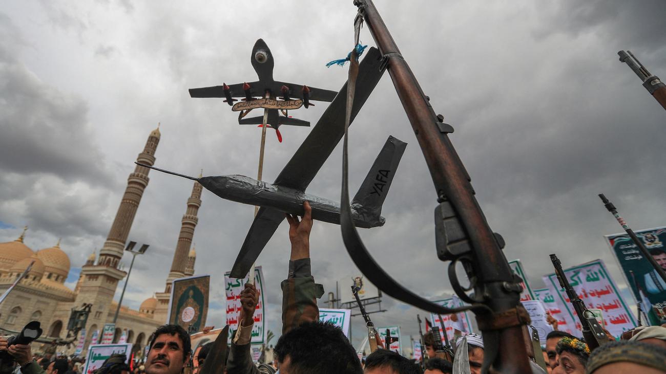 İsrail, Yemen, Houthi'ler, hava saldırısı, Al-Hudaida, Tel Aviv, roket saldırısı, İran, Kızıldeniz, ABD, çatışma, terör, silah sevkiyatı, savaş, Orta Doğu, gerilim, Badschil, sivil kayıplar
