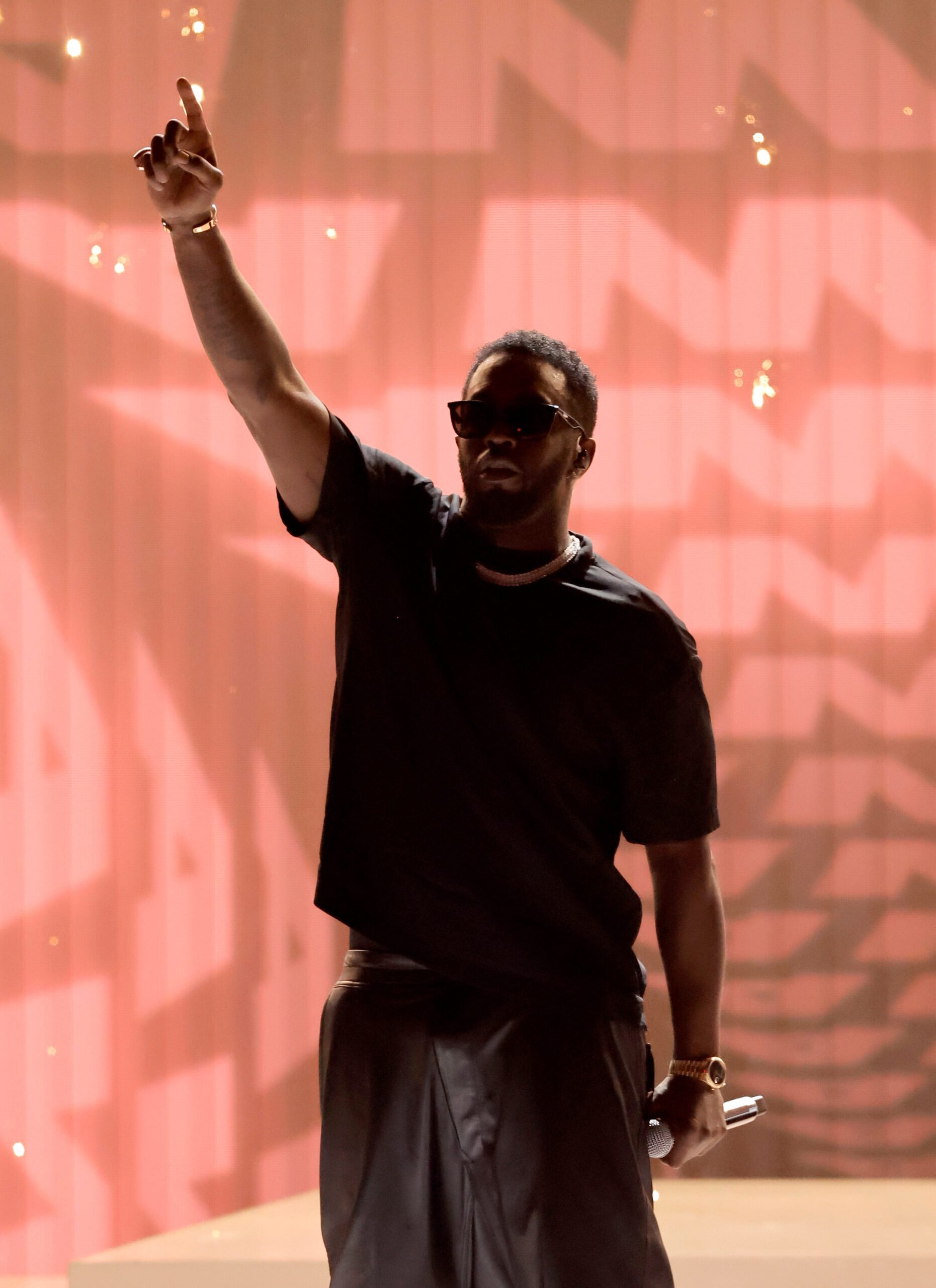 Sean Diddy Combs, Diddy, Sean Combs, müzik mogul, cinsel suçlar, insan kaçakçılığı, racketeering, RICO yasası, New York City, federal dava, duruşma, suçlamalar, savunma, Tony Buzbee, hukuk firması, sivil davalar, cinsel saldırı, tecavüz, fiziksel şiddet, suçsuzluk iddiası, tutuklama, hapishane, Metropoliten Gözaltı Merkezi, Sam Bankman-Fried, sallanma, rıza, ceza davası, yasal savunma, cezaevi, suç, mağdurlar, soruşturma
