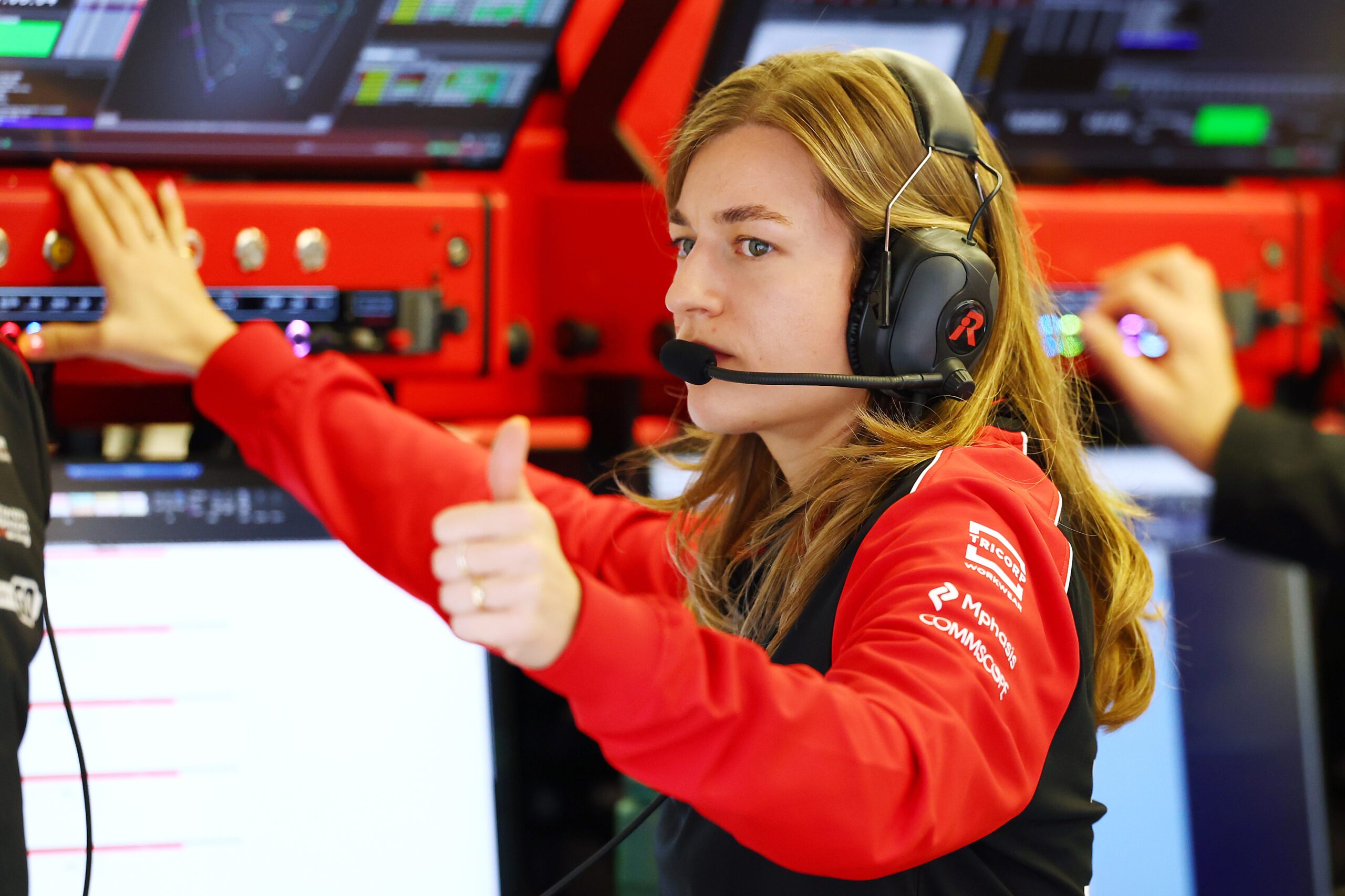 Laura Mueller, Haas F1, Formula 1, F1, yarış mühendisi, kadın mühendis, Esteban Ocon, Ayao Komatsu, Haas F1 takımı, yarış, motor sporları, mühendislik, kadınlar F1'de, Formula 1 mühendisliği, performans mühendisi, sürücü mühendisi ilişkisi, F1 takımları, Formula 1 haberleri
