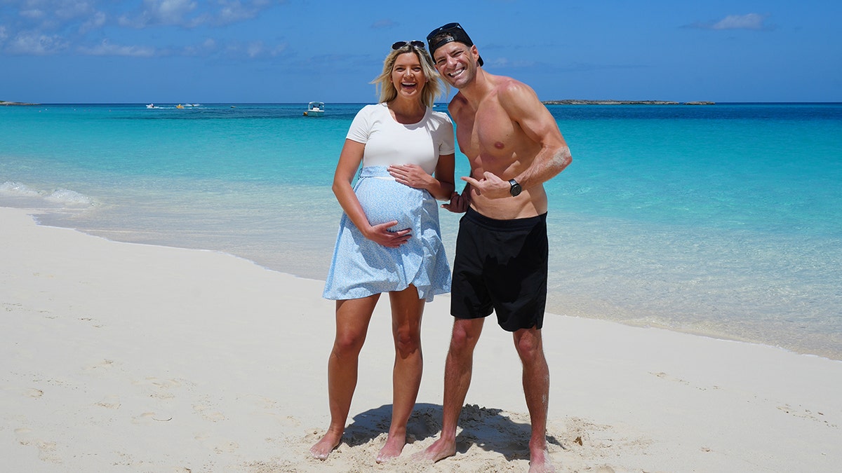Seyahat, uluslararası seyahat, Crider çifti, Hudson Crider, Emily Crider, dünya turu, ülke, ziyaret, deneyim, kültür, fotoğraf, hikaye, Pennsylvania, Bahamalar, çocuk, Fox News, nezaket, insanlar, Özbekistan, ipek yolu, Samarkand, cami, Namibia, safari, kum tepeciği, Tayland, Arjantin, Patagonya, buzul, dağ, Maldivler, plaj, İsviçre, fondü, raclette, Vietnam, Pakistan, gıda zehirlenmesi, Kenya, Tanzanya, büyük göç, yaban hayvanı, Tonga, kambur balina, Fransız Polinezyası, seyahat ipuçları, beklenti, tecrübe, hikaye, dünya seyahati
