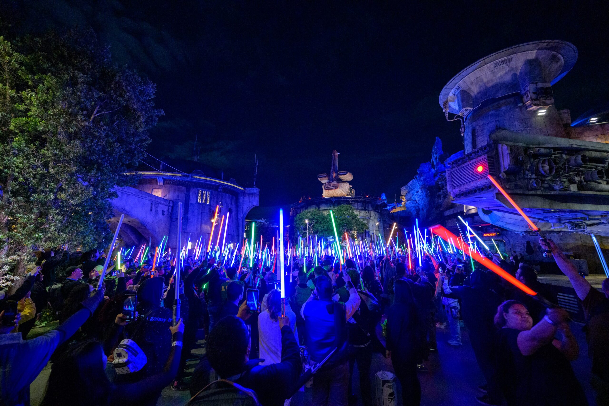 Here are some meta keywords for the article, translated into Turkish, focusing on relevance and common search terms:

Star Wars, Yıldız Savaşları, May the 4th, 4 Mayıs, Disney, Disneyland, Disney World, Galaxy's Edge, Batuu, Etkinlikler, Biletler, Fiyatlar, Sezonun Gücü, Işın Kılıcı, Karakterler, Hollywood Stüdyoları, Disney Springs, Temalı Yiyecekler, Koleksiyon Ürünleri, Star Wars Günü, Kutlama, Tatil, Seyahat, California, Florida, Eğlence, Aile, Çocuklar, Uzay Dağı, Star Tours, Skywalker, Gece Gösterisi, Havai Fişek, Kostüm, Dans Partisi, Droidler, Yeni Deneyimler
