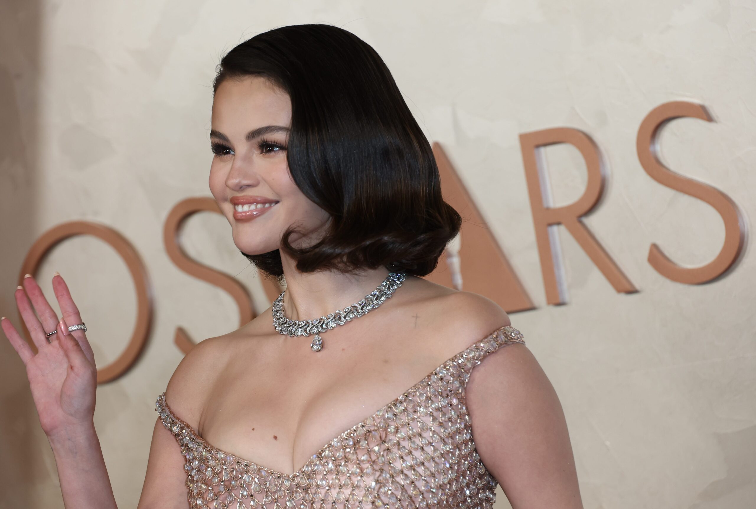 Selena Gomez, Justin Bieber, Benny Blanco, ayrılık, ilişki, nişan, aşk, Table Manners podcast, romantizm, Hailey Bieber, Jack Blues Bieber, ünlü dedikodusu, müzik, Diamonds, Rare Beauty, pop kültür, The Weeknd, DJ Zedd
