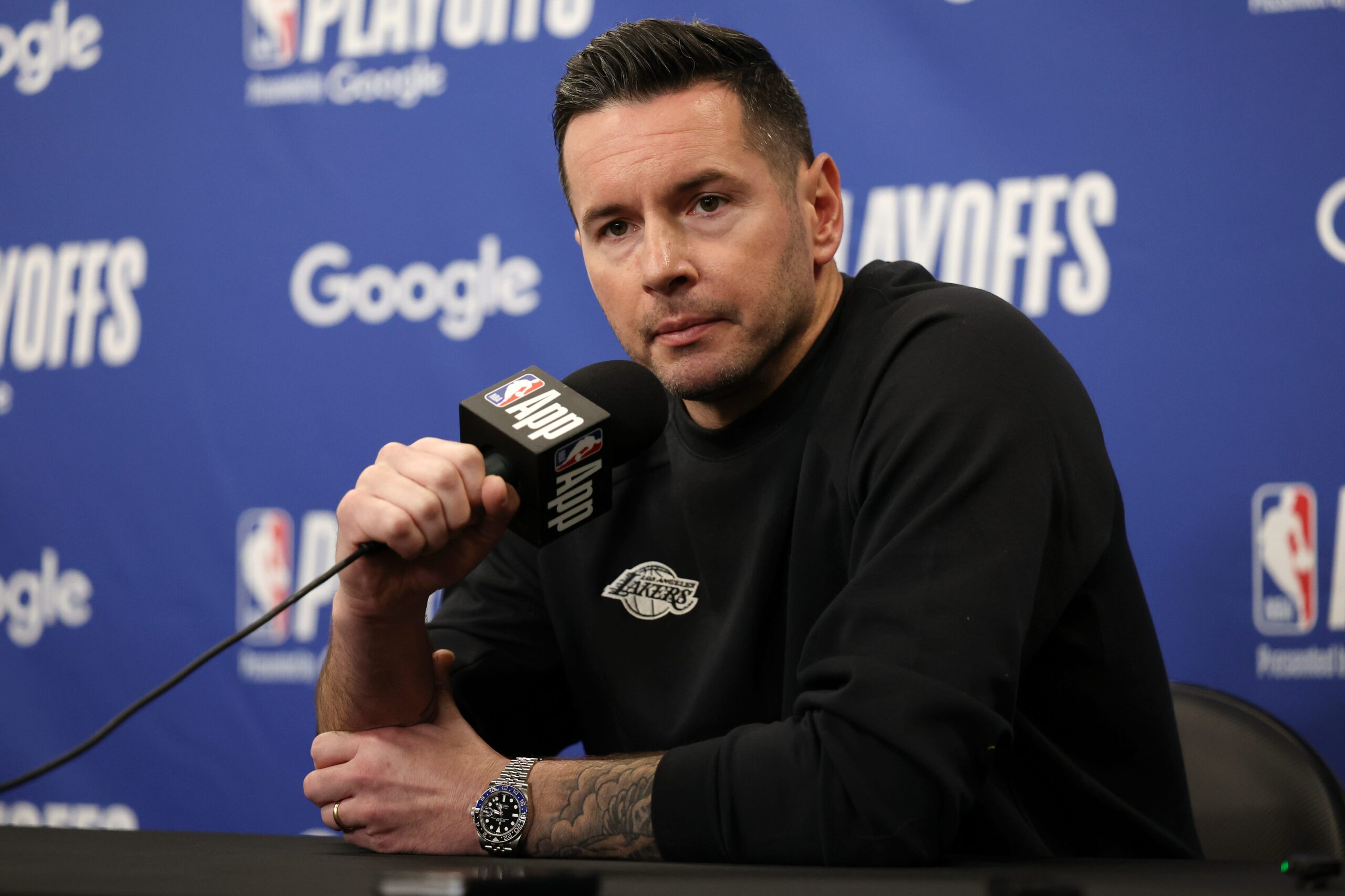 JJ Redick, Los Angeles Lakers, koç, basın toplantısı, rotasyon kararları, deneyimsizlik, Minnesota Timberwolves, playoff, LeBron James, Luka Doncic, Austin Reaves, Rui Hachimura, Dorian Finney-Smith, Charles Barkley, eleştiri, özür, NBA, Batı Konferansı, serisi, Basketbol, Maç 5
