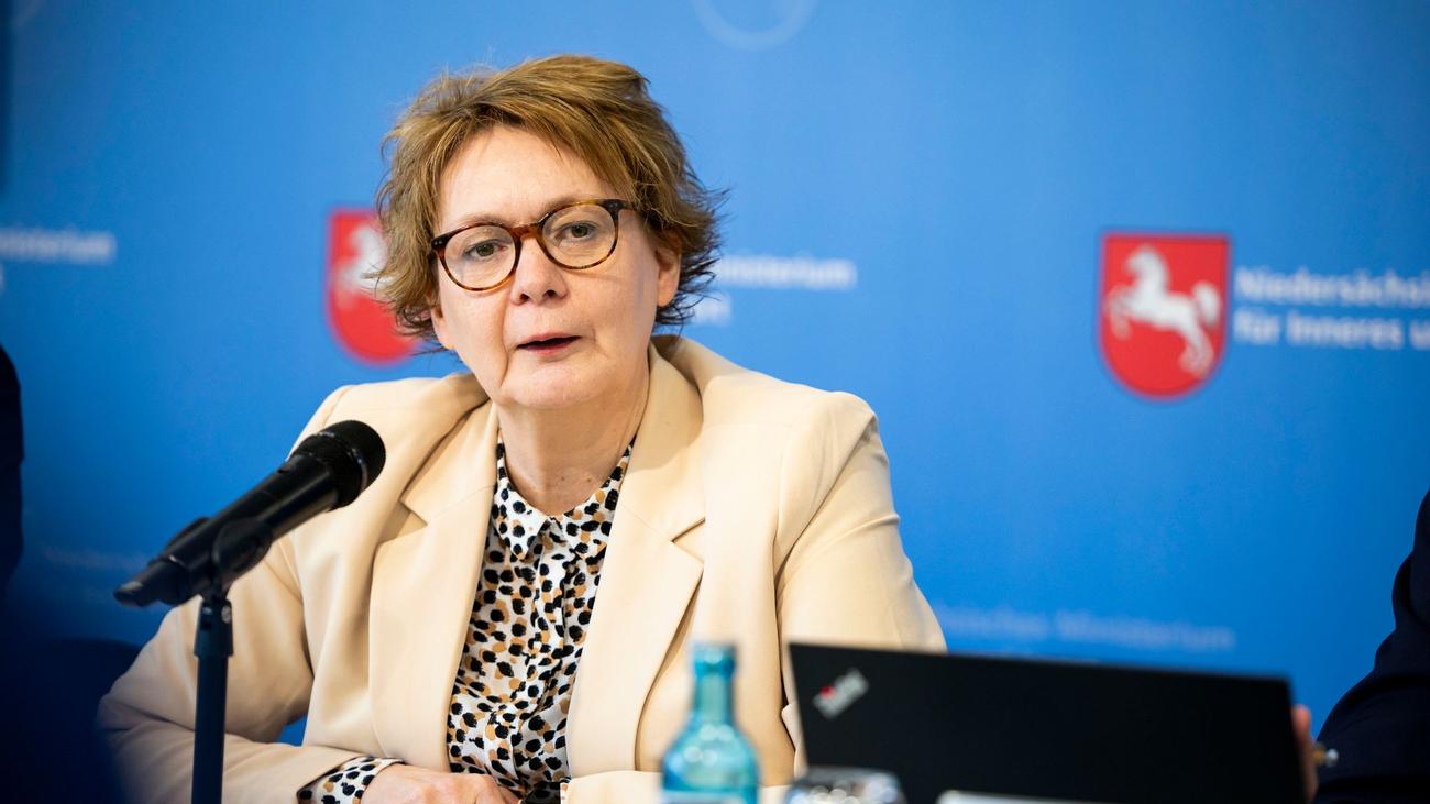 AfD, aşırı sağ, Anayasa Koruma Teşkilatı, Daniela Behrens, Aşağı Saksonya, içişleri bakanı, siyaset, aşırı sağcılık, insanlık dışı söylemler, istihbarat, siyasi partiler, Almanya, Federal Anayasa Koruma Teşkilatı, siyasi analiz, siyasi haberler, siyasi gelişmeler, aşırı sağ tehlike
