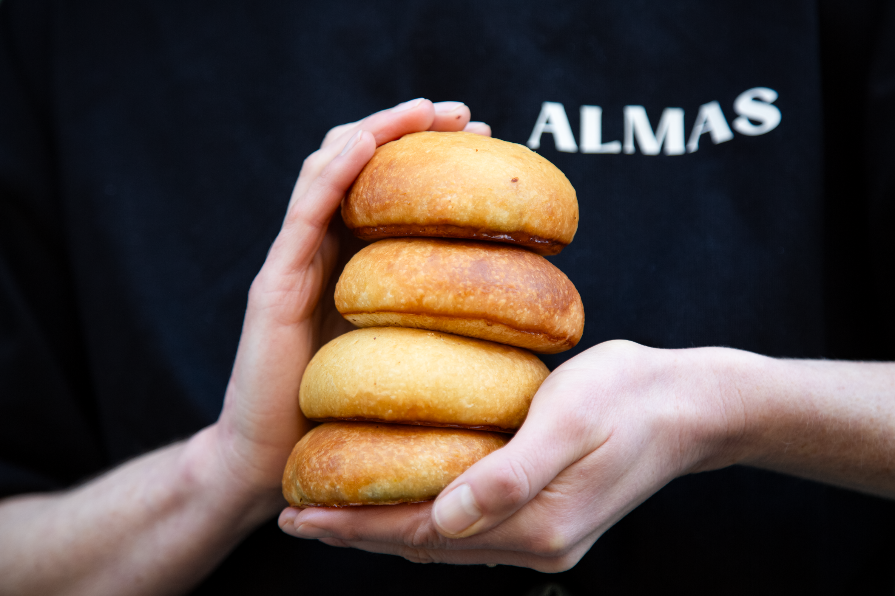 Almas, Paris restoranı, Rue de Chabrol, Rus mutfağı, İran mutfağı, Lübnan mutfağı, Alma, Börek, Öğle yemeği menüsü, Pancar salatası, Su teresi, Sumak, Zeytinyağlı alma, Pazı, Tahin, Limon, Dana etli alma, Soğan, Nar pekmezi, Karabuğdaylı kek, Yoğurt, Akçaağaç şurubu, Kız arkadaş buluşması, Yüksek masa, Samimi servis, 10. bölge, Poissonnière metro istasyonu, Kahvaltı, Öğle yemeği
