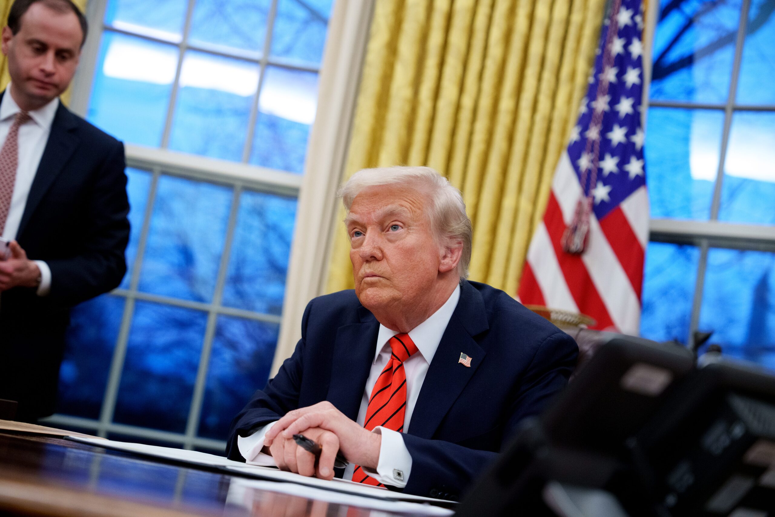 Donald Trump, Başkan Trump, The Excerpt podcast, USA Today, Trevor Hughes, ABD ekonomisi, enflasyon, tarifeler, göç, eğitim, yürütme emirleri, federal hükümet, Donald Trump'ın ikinci dönemi, kamuoyu yoklaması, DOGE, Elon Musk, hükümetin verimliliği bölümü, Linda McMahon, ICE, sınır, anayasal kriz, 100 günlük değerlendirme.
