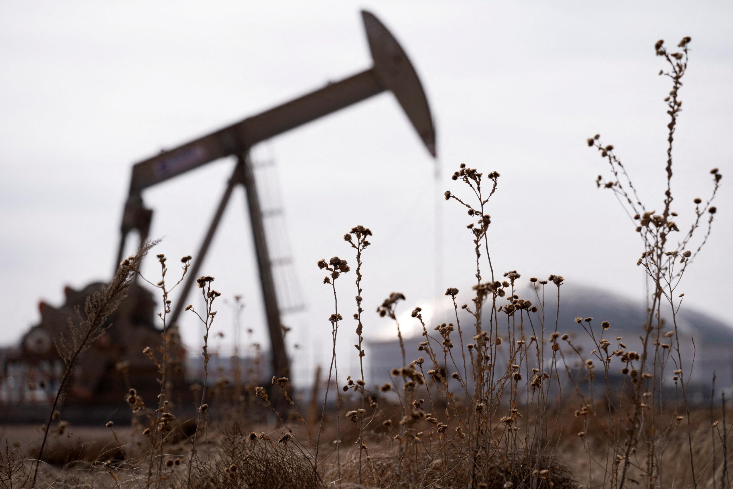 Petrol fiyatları, OPEC+, Çin talebi, Petrol üretimi, Brent petrol, WTI petrol, Petrol piyasası, Petrol arzı, Petrol talebi, Ticaret savaşı, ABD-Çin ilişkileri, OPEC+ toplantısı, Petrol analizi, Emtia piyasaları
