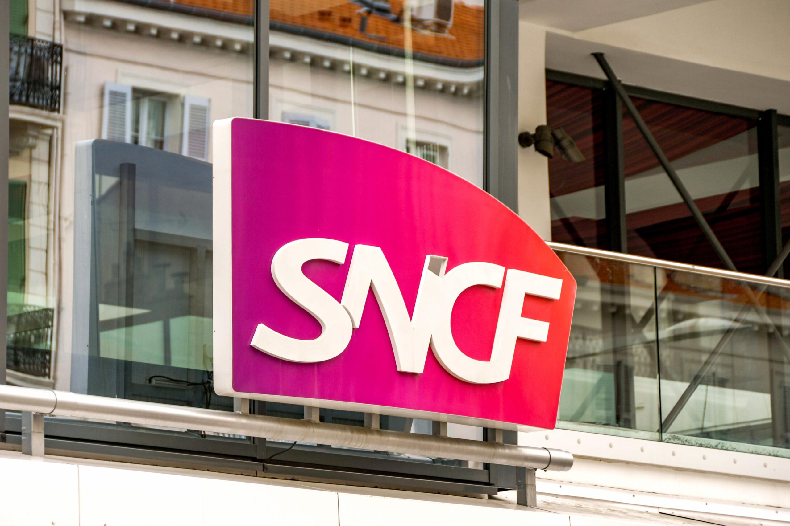 SNCF Voyageurs, Ile-de-France Mobilités, IDFM, Hat L, Paris-Saint-Lazare, Versailles, banliyö treni, rekabete açılma, Transilien, yolcu sayısı, toplu taşıma, demiryolu işletmeciliği, hizmet kamu ihalesi, Transdev, otobüs hatları, Paris-Charles de Gaulle Havalimanı, ihale, kamu hizmeti sözleşmesi
