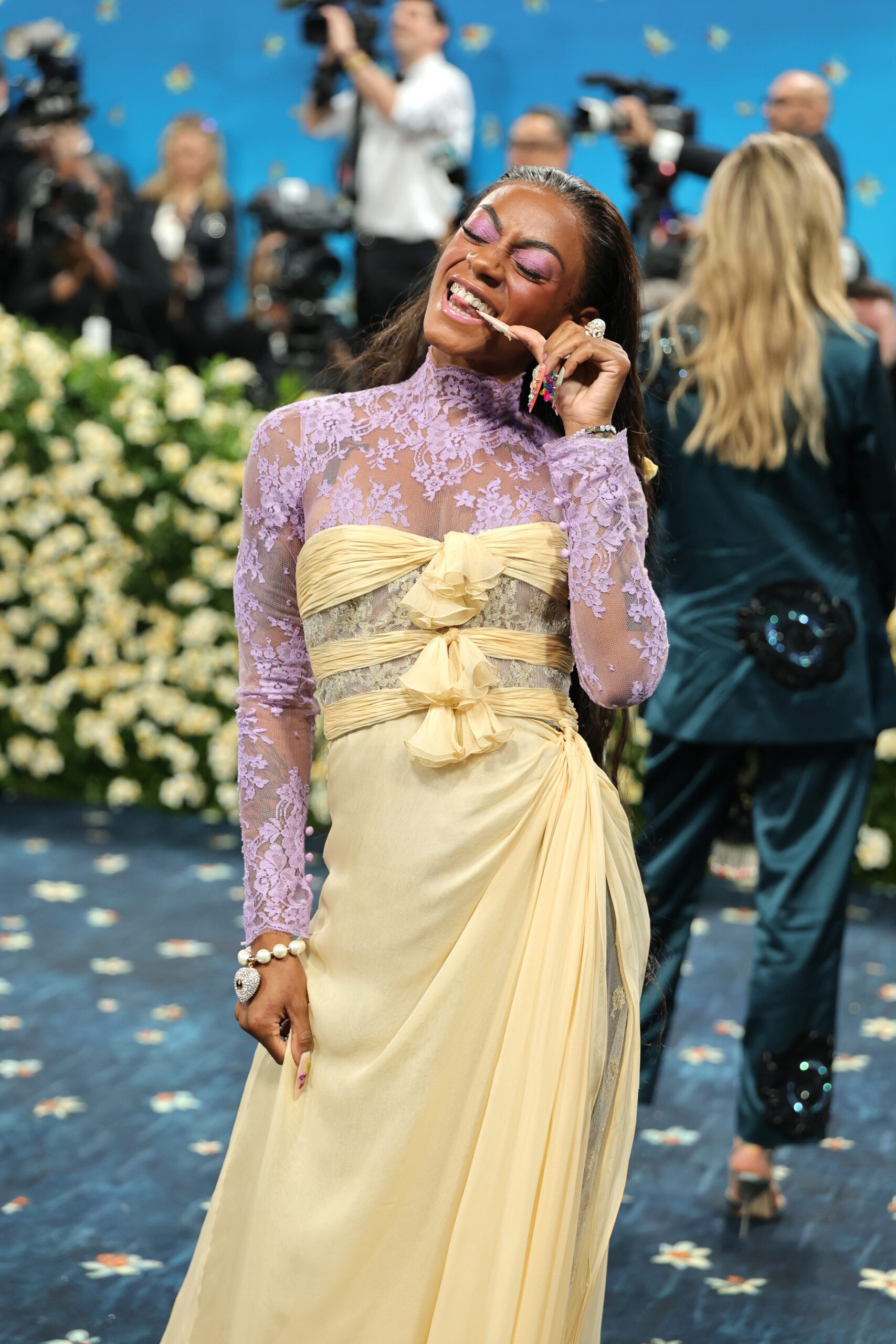 Sha'Carri Richardson, Met Gala 2025, moda, Olimpiyat Oyunları, atletizm, altın madalya, Paris 2024, kırmızı halı, Valentino, Alessandro Michele, Siyah moda, 