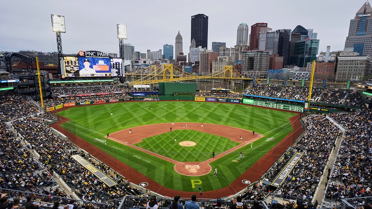 Kavan Markwood, Pittsburgh Pirates, Andrew McCutchen, GoFundMe, baseball injury, fan fall, stadium accident, medical expenses, college football, Wheeling University, Walsh University, critical condition, warning track, Fox News, spor haberleri, kaza, yaralanma, hastane masrafları, bağış kampanyası, taraftar düşmesi, stadyum kazası, kolej futbolu
