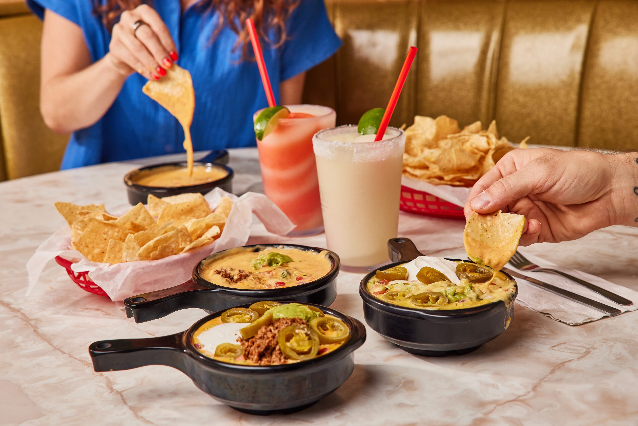 Cinco de Mayo, Meksika, kutlama, tarih, Puebla Savaşı, fırsatlar, indirimler, yiyecek, içecek, Teremana Tequila, Dwayne Johnson, Chipotle, Roblox, Taco Bell, Chuys, 5-Hour Energy, Taco Johns, promosyonlar, Meksika kültürü, margarita, bira, meze
