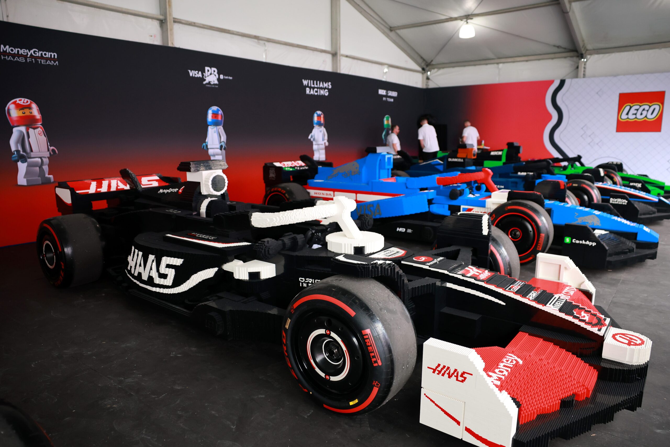 Miami Grand Prix, Formula 1, F1, Lego, Lego araba, sürücü geçidi, Miami International Autodrome, Hard Rock Stadyumu, Lando Norris, Carlos Sainz, Oscar Piastri, George Russell, Kimi Antonelli, Charles Leclerc, Lewis Hamilton, Max Verstappen, Pirelli, hız şampiyonları, Kladno fabrikası, McLaren, Silverstone, otomobil, yarış, motor sporları, etkinlik, sergi, oyuncak, inşa, tasarım

