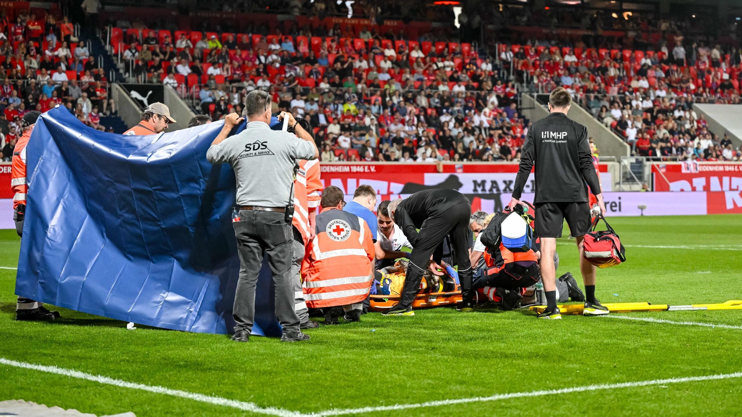 Kevin Müller, Heidenheim, Bochum, Sakatlık, Kaleci, Futbol, Bundesliga, Ibrahima Sissoko, Frank Feller, Voith-Arena, Ambulans, Maç, Haberler, Almanya, Spor, Kaza, Hava Topu, Sağlık, Taraftar, Destek, Acil Durum
