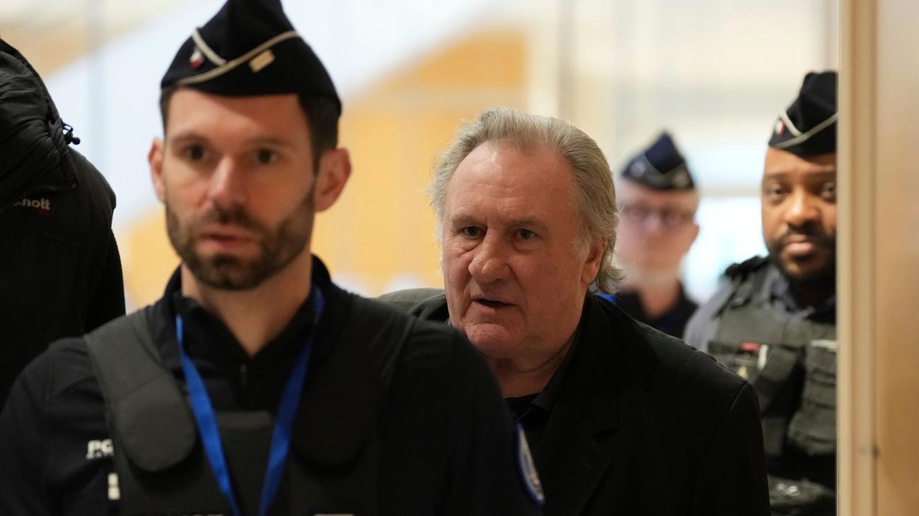 Gérard Depardieu, Putbus Tiyatrosu, Rügen adası, konser iptali, cinsel saldırı, dava, Fransa, seyahat yasağı, mahkeme kararı, ceza, dekoratör, yönetmen asistanı, taciz, Ostsee Zeitung, Peter Gestwa.

