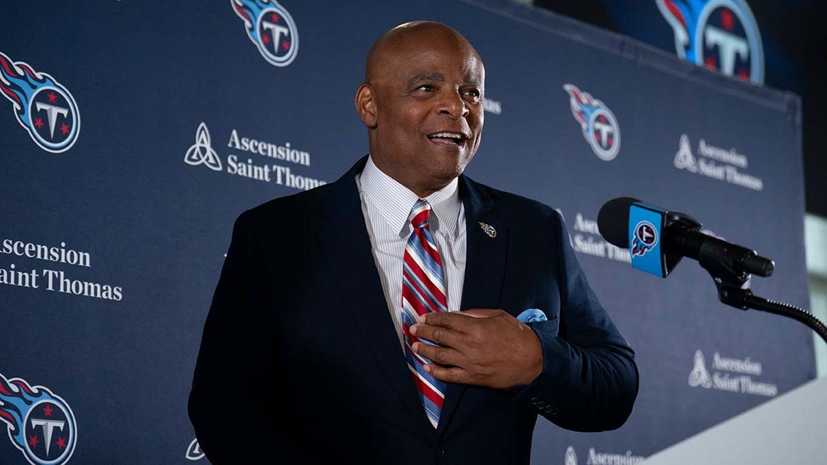 Shedeur Sanders, NFL Draft, Warren Moon, Cleveland Browns, Colorado, Quarterback, Futbol, Spor, Draft Düşüşü, Oyuncu Değerlendirmesi, NFL Medyası, Takım Arkadaşlarını Suçlama, Kibir, Sorumluluk, Liderlik, Deshaun Watson, Joe Flacco, Kenny Pickett, Dillon Gabriel
