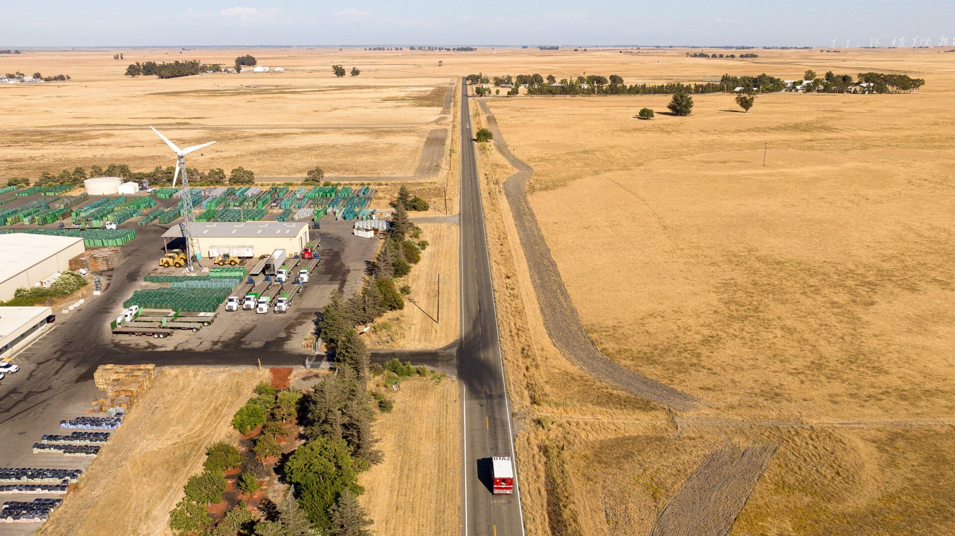 Silikon Vadisi, teknoloji milyarderleri, arazi anlaşmazlığı, Flannery Associates, California Forever, yeni şehir projesi, Solano County, arazi satın alma, güçlü taktikler, köylüler, dava, Marc Andreessen, Reid Hoffman, düzenleyici engeller, ütopyacı şehir, planlı topluluk, корпоративлік қала
