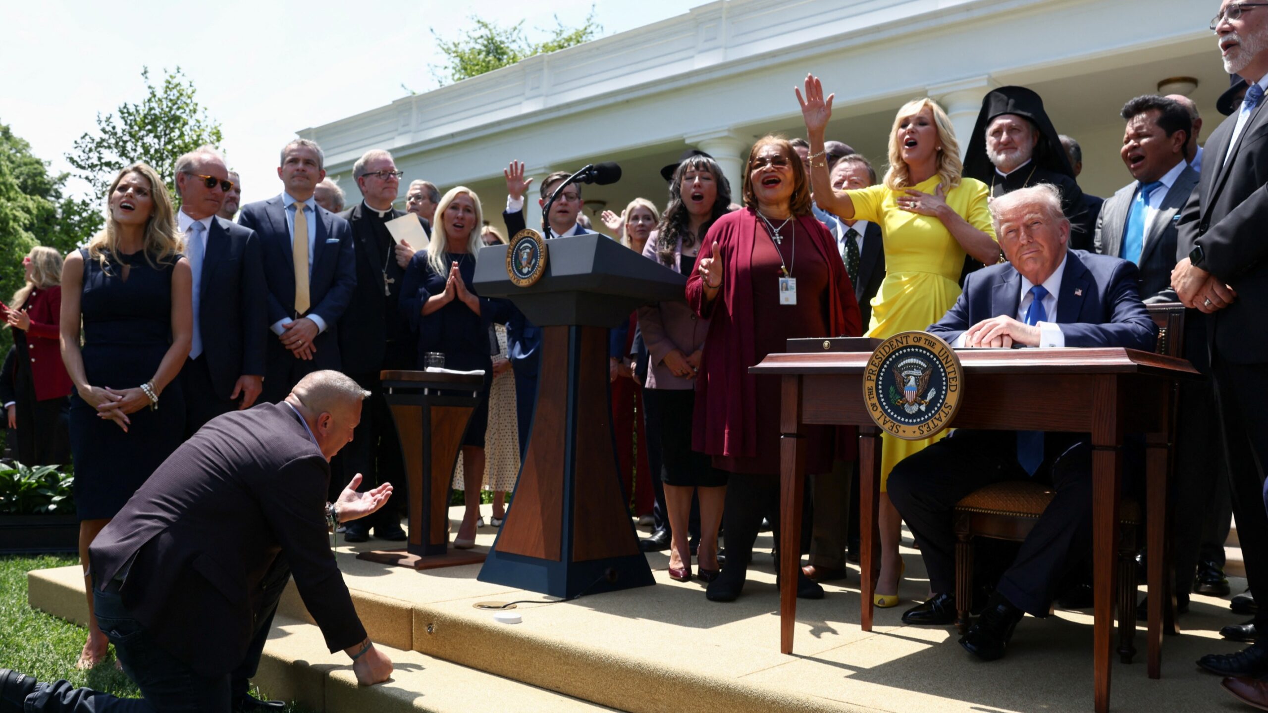 Donald Trump, Beyaz Saray, Ulusal Dua Günü, dini liderler, Paula White, Evanjelikler, dini özgürlük, Hristiyanlık, cinsel skandallar, siyasi destek, dini sağ, kürtaj, transseksüel sorunlar, İslam, Ortadoğu, seçim 2020, Joe Biden, Mike Waltz, ABD, din ve devlet ayrılığı.
