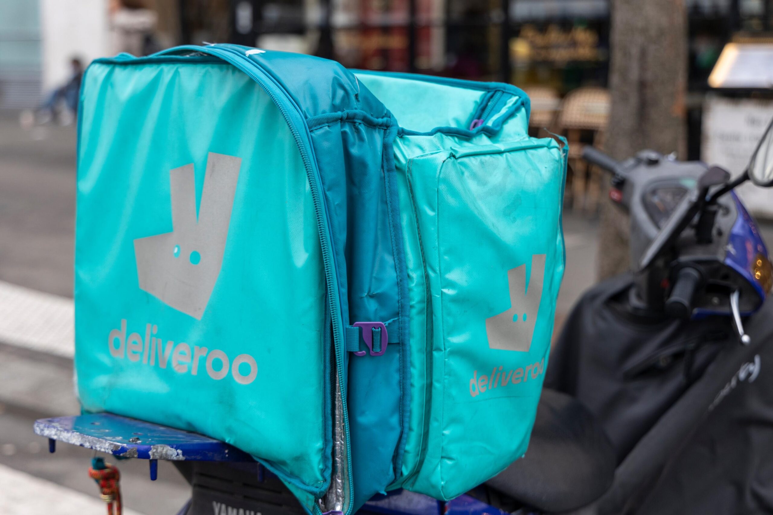 DoorDash, Deliveroo, Birleşme, Satın Alma, Yemek Teslimatı, İngiltere, ABD, Küresel Platform, Şirket Birleşmesi, Finans, Ekonomi, Hisse Senedi, Borsa, Yatırım, Restoran, Gıda, Teknoloji, Girişimcilik, İş Dünyası
