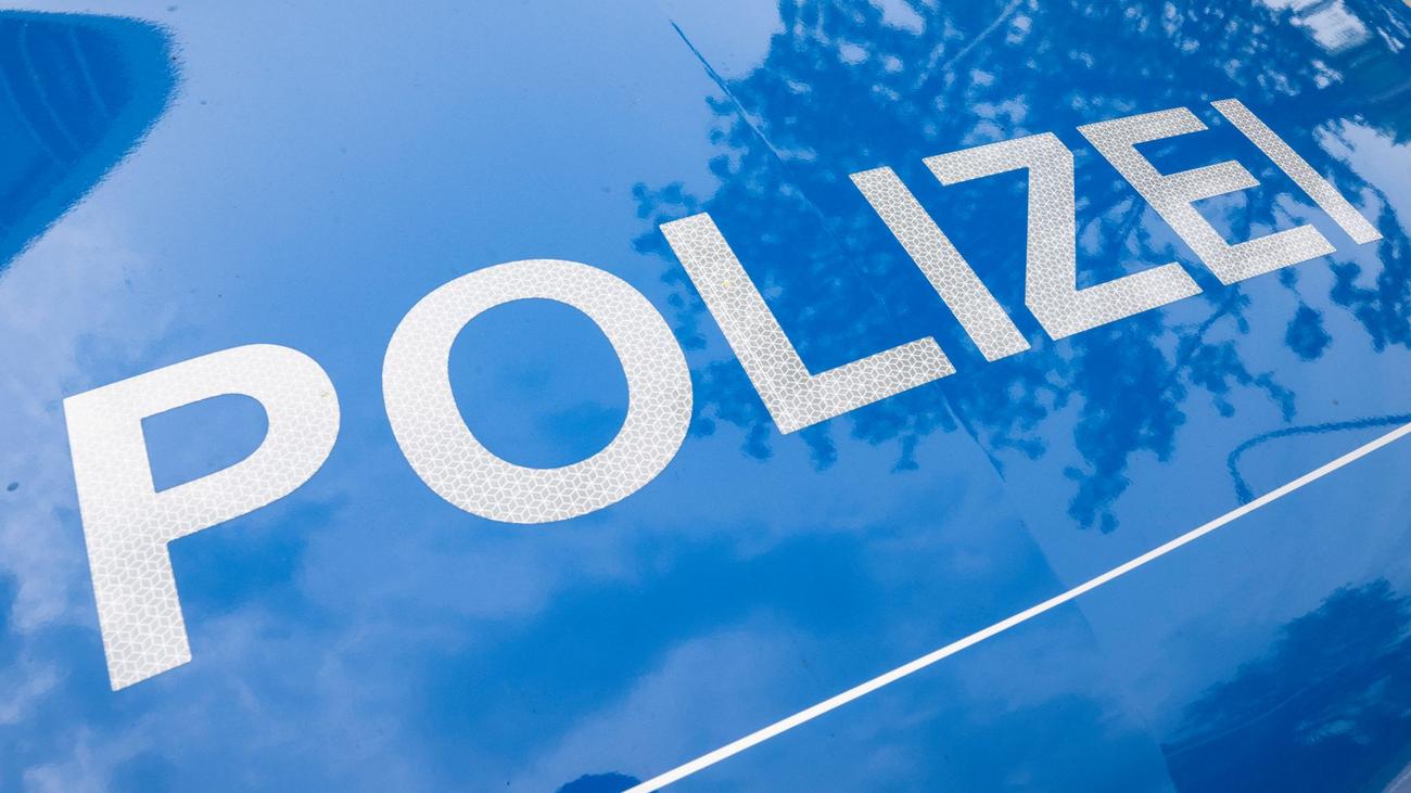 illegali araba yarışı, Velbert, Essen, yaya yaralanması, 17 yaşındaki yaya, kaza, polis soruşturması, tanıklar, yardım etmeme, araba müsadere, illegal yarış, sürücü, kaza raporu, tanık aranıyor
