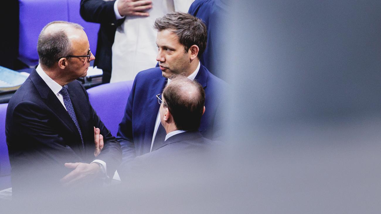 yeni hükümet, kabine, politikacılar, Verena Hubertz, Karsten Wildberger, Wolfram Weimer, Boris Pistorius, Konrad Adenauer, Ludwig Erhard, Willy Brandt, Helmut Schmidt, Gerhard Schröder, Oskar Lafontaine, Angela Merkel, Wolfgang Schäuble, Friedrich Merz, Lars Klingbeil, Alexander Dobrindt, siyasi deneyim, Almanya, koalisyon hükümeti
