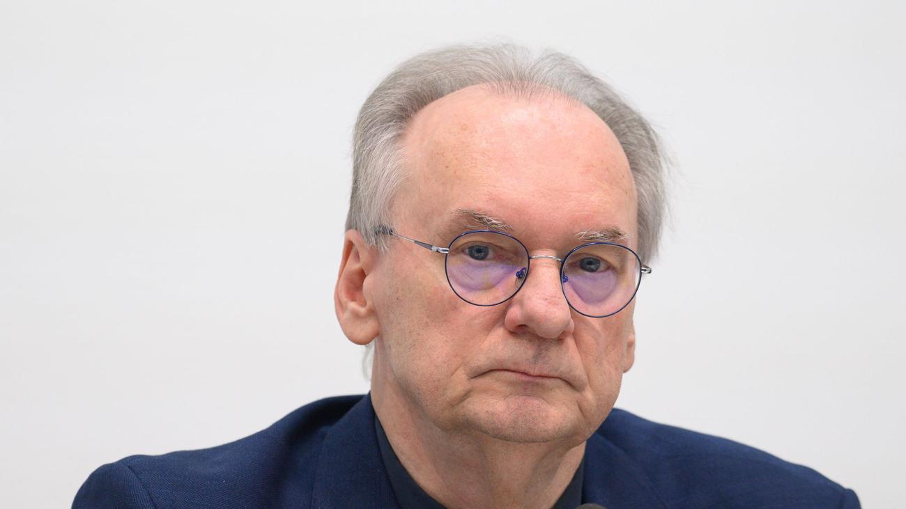 AfD, Almanya, aşırı sağ, siyaset, Reiner Haseloff, Martin Reichardt, Eva von Angern, Dennis Helmich, Anayasa Koruma Dairesi, parti yasağı, demokrasi, aşırıcılık, seçimler, kamuoyu yoklamaları, aşırı sağcılık, siyasi analiz, Almanya siyaseti, aşırı sağ partiler, siyasi partiler, Türkiye
