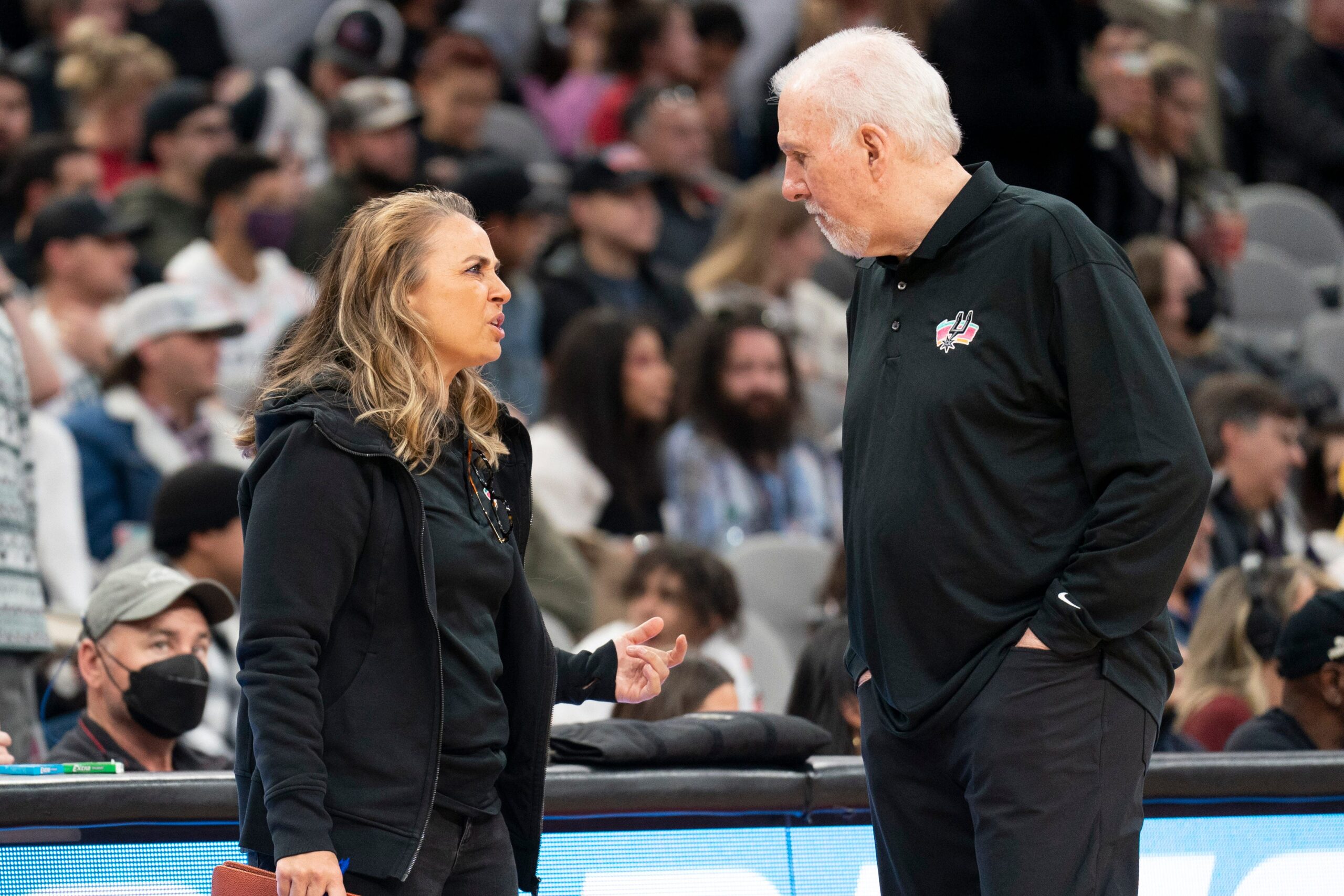 Gregg Popovich, Becky Hammon, San Antonio Spurs, Las Vegas Aces, NBA, WNBA, baş antrenör, koç, basketbol, emeklilik, kadın koç, mentor, Mitch Johnson, başkanlık, liderlik, yaz ligi, başkan yardımcısı, kadın basketbolu
