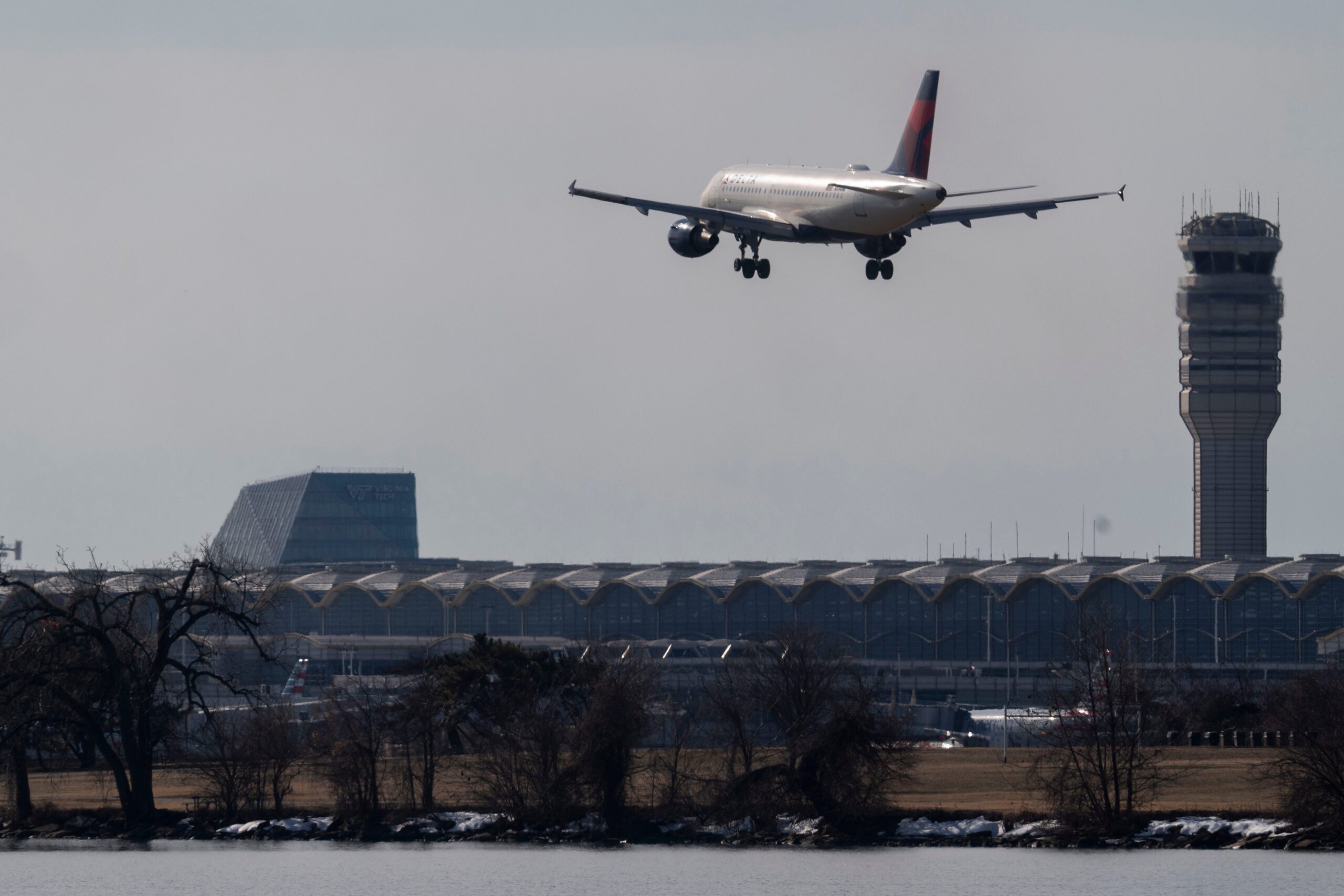 FAA, Reagan Ulusal Havalimanı, helikopter, yakın-kaçınma, uçak, Delta, Republic Airways, askeri helikopter, güvenlik, soruşturma, hava trafik kontrolü, iniş, Capitol Hill, hava sahası, kısıtlama, tehlike, Las Vegas, hava yolu, ulaşım, seyahat, kaza, ölüm, Senato, havacılık
