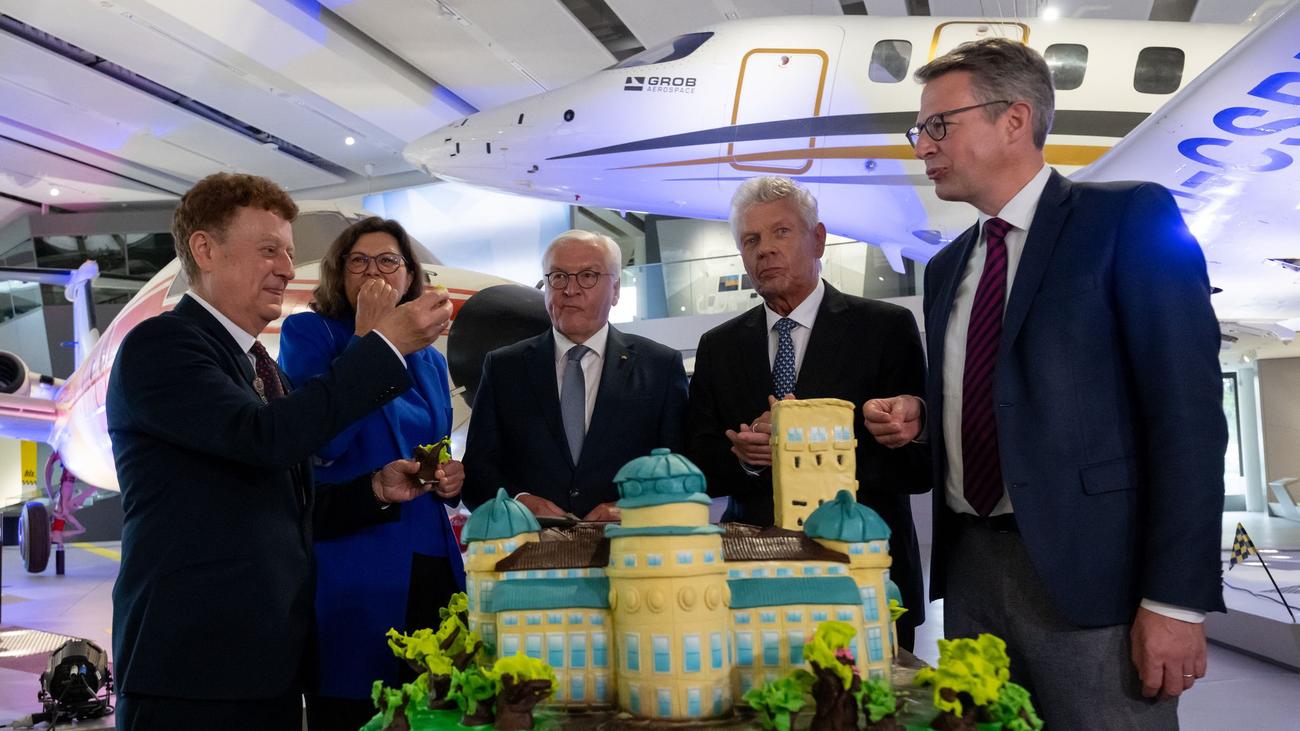 Deutsches Museum, Münih, bilim müzesi, teknoloji müzesi, müze, sergi, tarih, bilim tarihi, teknik tarih, kültür, Alman Müzesi, Almanya, Frank-Walter Steinmeier, 100. yıl, yıldönümü, restorasyon, Oskar von Miller, Arthur Schönberg, uzay, havacılık, madencilik, U1 denizaltısı, II. Dünya Savaşı, Nasyonal Sosyalizm, Weimar Cumhuriyeti, eğitim, bilim eğitimi, iklim değişikliği, sosyal adalet, serbest giriş, etkinlikler, atölyeler, sanal gerçeklik, kütüphane, arşiv, koleksiyon, müze adası, Münih Müze Adası
