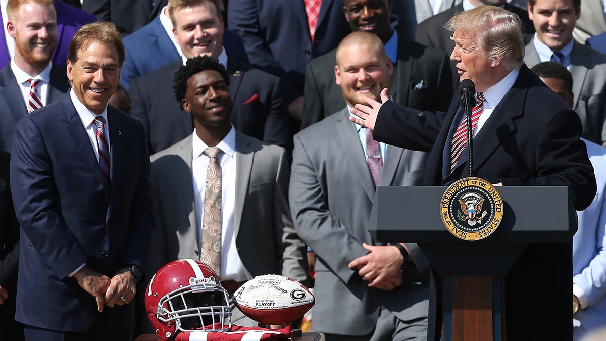 Nick Saban, Donald Trump, Alabama Üniversitesi, mezuniyet töreni, Crimson Tide, Beyaz Saray ziyareti, College Football National Championship, Rashaan Evans, kırmızı düğme, Fox News, spor, futbol, Başkanlık ofisi, kola, meta keywords
