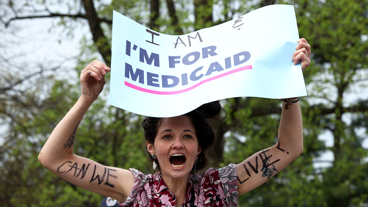 Medicaid, Demokratlar, Cumhuriyetçiler, DNC, Trump, Bütçe, Kesintiler, Lawler, Bacon, Fitzpatrick, Barrett, Siyasi Kampanya, Seçimler, Sağlık Hizmetleri, Vergi Kesintileri, Sosyal Güvenlik, Yasadışı Göçmenler, Halk Toplantıları, Sosyal Medya, Eleştiri, Açıklamalar, Fox News, NRCC, Çalışma Şartı, Denetimler, Uygunluk, Billboardlar, Yanıltıcı Reklamlar, Süper PAC, Orta Vadeli Seçimler, Kongre, Oy Kullanma, Hesap Verebilirlik, Grassroots Hareketi, Siyasi Kader, Doğrudan Eylem.