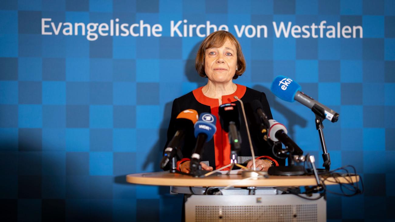 Annette Kurschus, EKD, Evangelische Kirche Deutschland, Siegen-Wittgenstein, cinsel istismar, suçlama, istifa, Deloitte, soruşturma, rapor, Siegener Zeitung, Kilise, Almanya, Westfalen, cinsel şiddet, gizlilik, güven kaybı, papaz, teolog, kilise görevlisi, savcılık, dava, zaman aşımı
