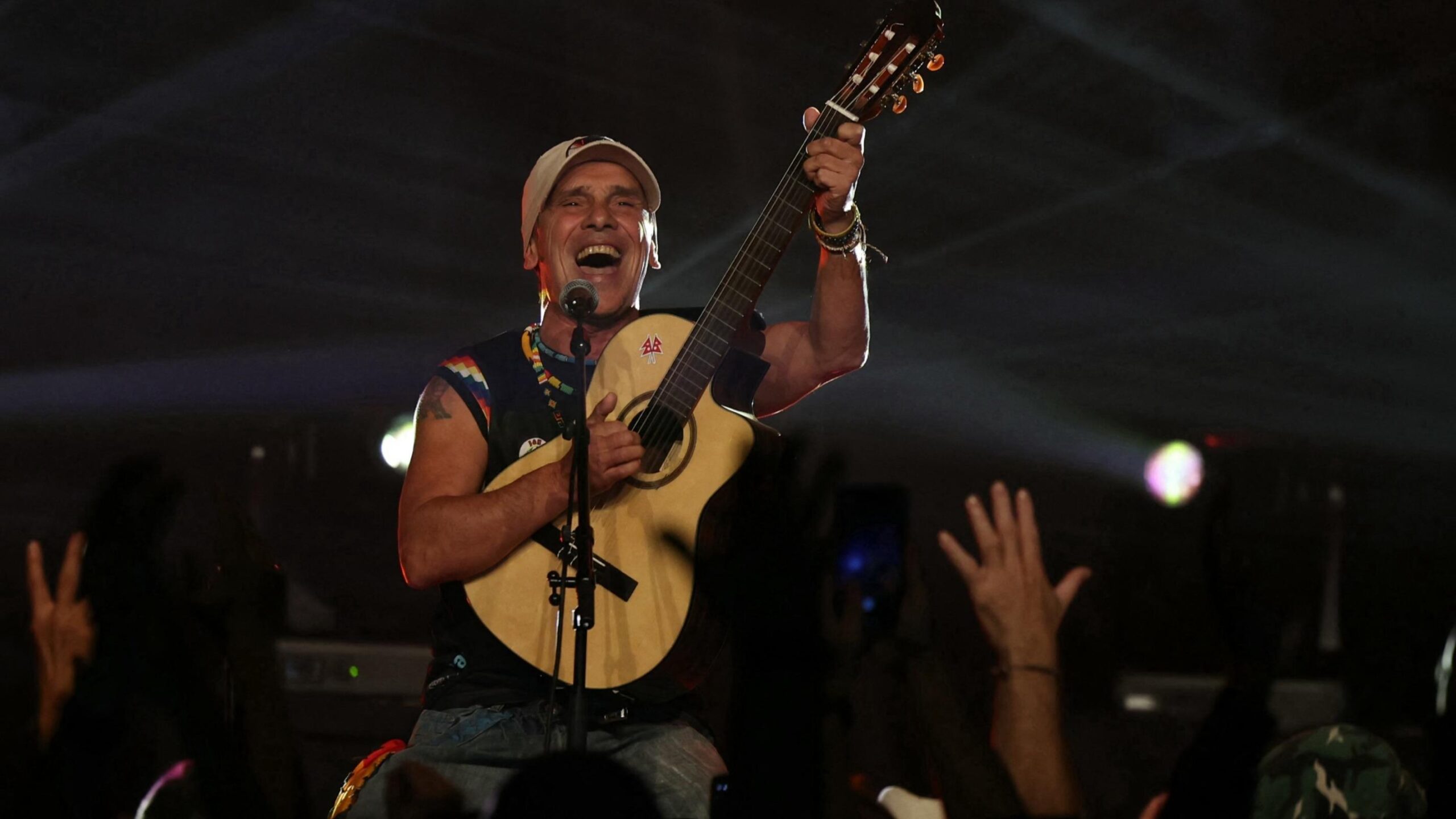 Manu Chao, Barselona, elektrik kesintisi, İspanya, konser, sokak performansı, müzik, Me gustas tú, enerji krizi, olay, haber
