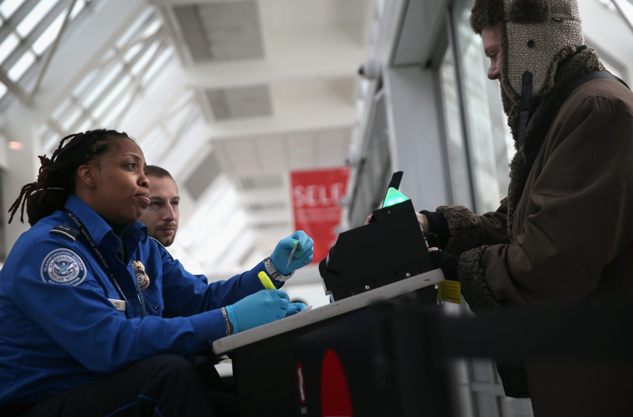 REAL ID, Havaalanı Kimliği, Kimlik Gereksinimleri, Seyahat Kimliği, İç Hat Seyahat, TSA, Ulaştırma Güvenliği İdaresi, Pasaport, Geliştirilmiş Kimlik, Kimlik Belgesi, DHS, İç Güvenlik Bakanlığı, Sürücü Belgesi, Ehliyet, Uçak Seyahati, Havalimanı Güvenliği, Seyahat İpuçları, Kimlik Türleri, Son Tarih, Son Teslim Tarihi, Gerçek Kimlik Yasası,
