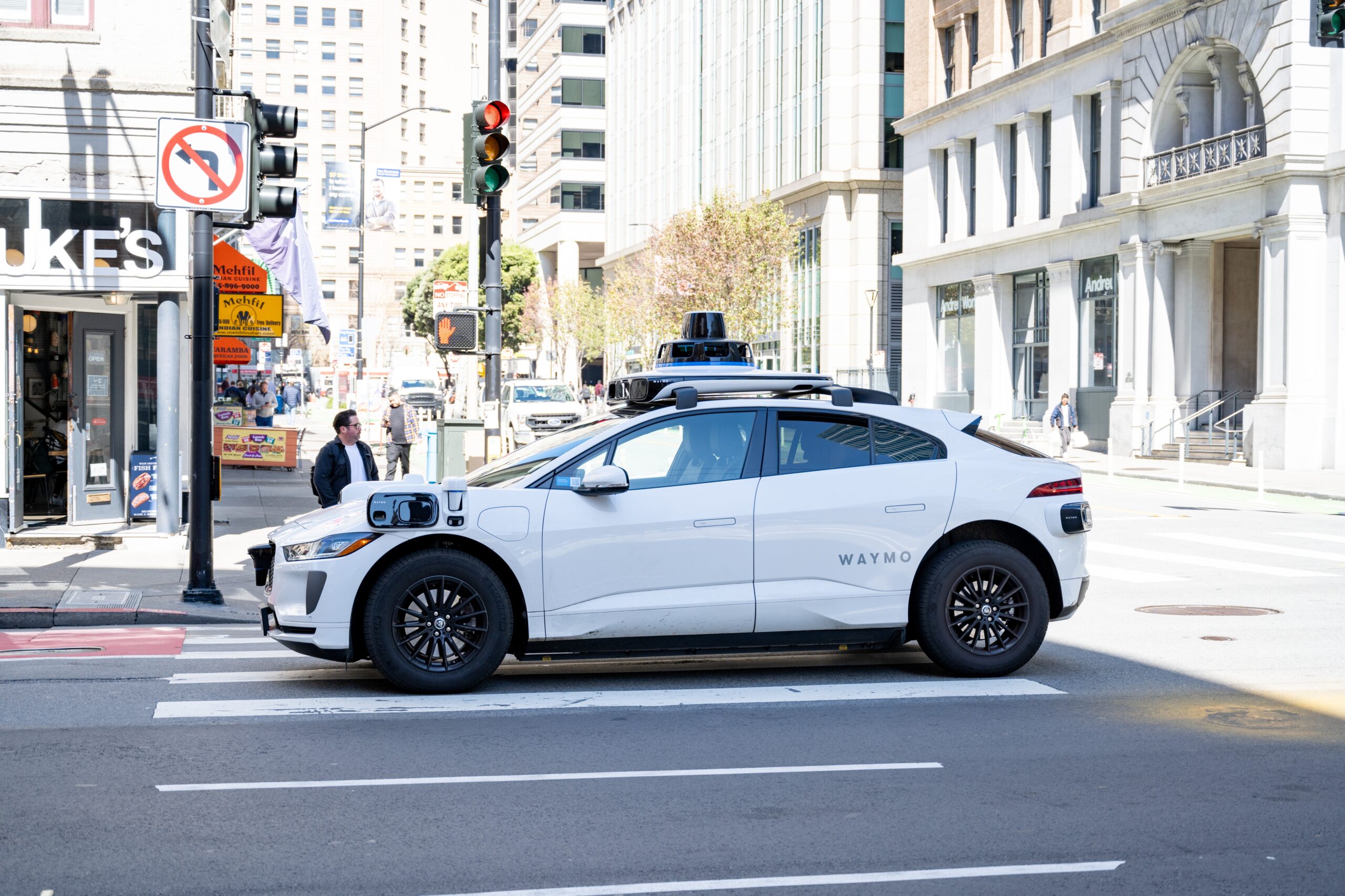 otomotiv, sürücüsüz araba, yapay zeka, güvenlik, trafik kazası, Waymo, teknoloji, ulaşım, ölüm, kaza, insan hatası, istatistik, araştırma, inovasyon, geleceğin teknolojisi, otomatik sürüş, sürücü hatası, trafik güvenliği, kaza önleme
