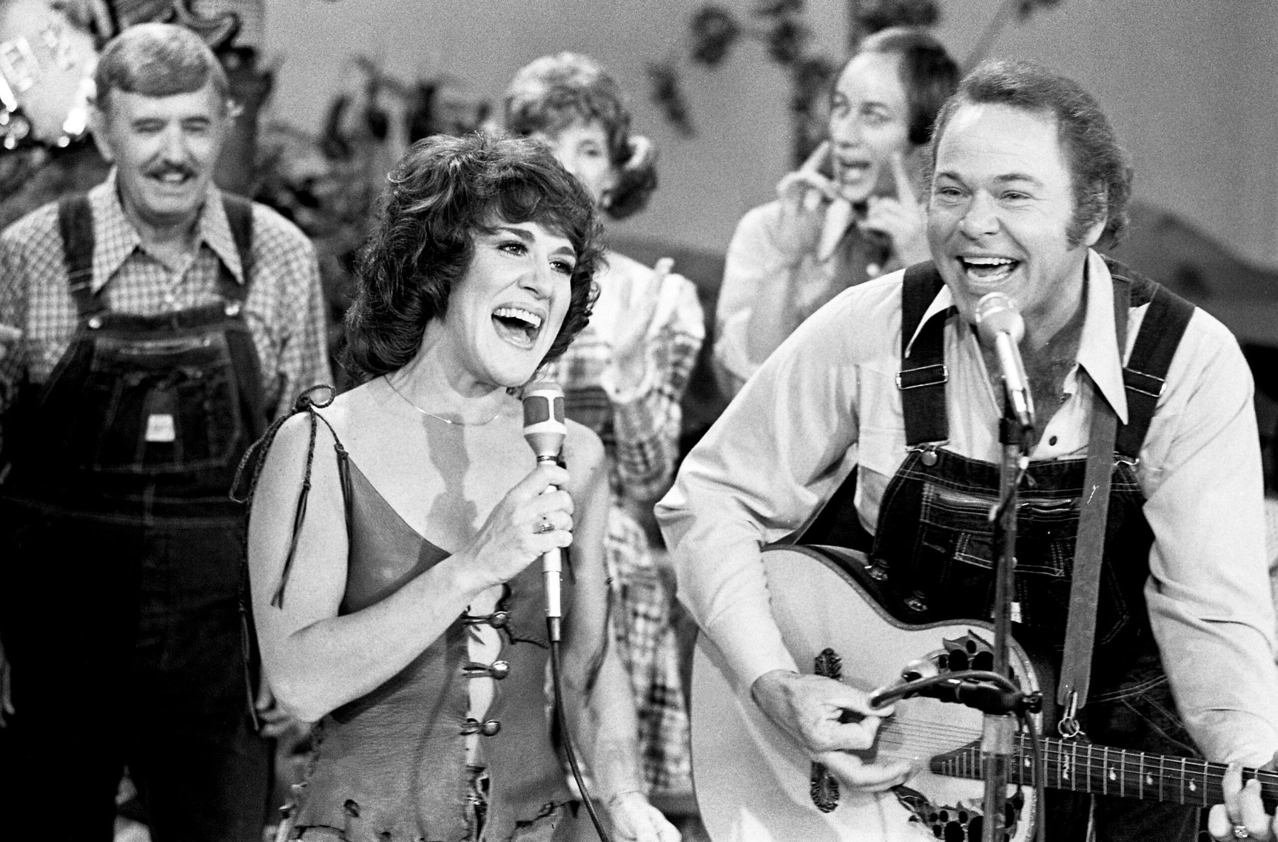 Ruth Buzzi, Rowan & Martin's Laugh-In, komedyen, Gladys Ormphby, ölüm, Alzheimers hastalığı, Kent Perkins, Michael Eisenstadt, variety show, Golden Globe, Emmy adaylığı, The Gary Moore Show, The Entertainers, The Steve Allen Comedy Hour, Sesame Street, fiziksel komedi, karakter oyuncusu, vefat, haber
