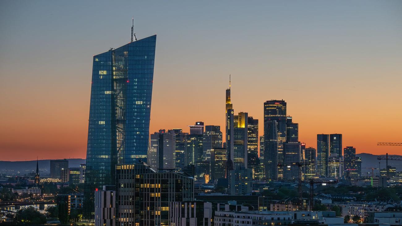 Enflasyon, Euro Bölgesi, Avrupa Merkez Bankası, faiz oranları, ekonomik görünüm, tüketici fiyatları, Eurostat, enflasyon hedefi, çekirdek enflasyon, hizmet fiyatları, enerji fiyatları, Stephanie Schoenwald, KfW, para politikası, ekonomik analiz
