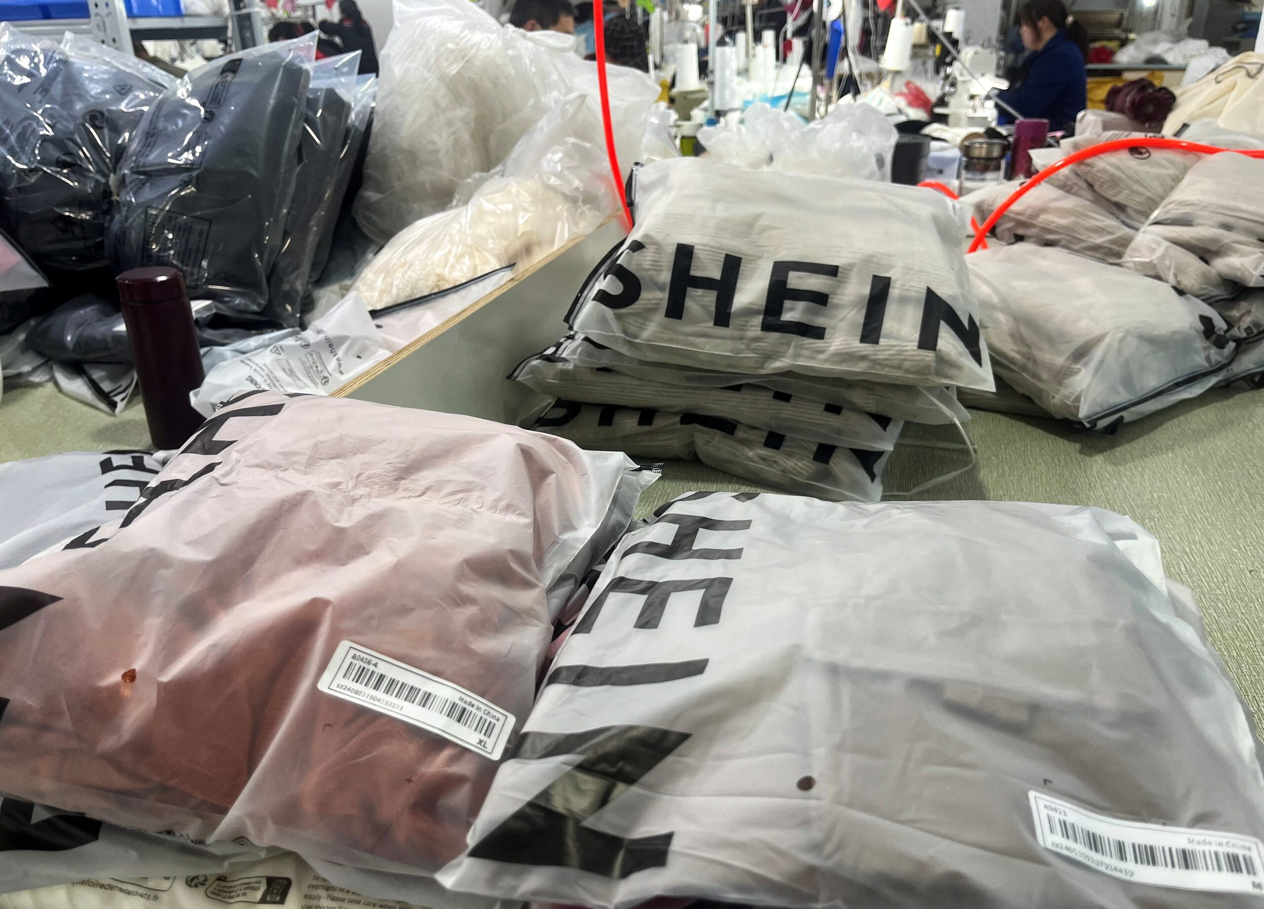 e-ticaret vergileri, ABD Çin ticaret savaşı, de minimis muafiyeti, Çin ürünleri, ABD perakendecileri, Shein, Temu, gümrük vergileri, sınır ötesi ticaret, online alışveriş, Primark, tedarik zinciri, ithalat ücretleri, ABD ekonomisi, İngiliz perakendecileri, fiyat artışları, gümrük denetimi, sahte ürünler, uyuşturucu kaçakçılığı, ticaret politikası, Donald Trump, global ticaret, perakende sektörü, Etsy, UPS, küçük işletmeler, ticari danışmanlık, Trade Force Multiplier, Tru Identity, George Weston, Carol Tome, Cindy Allen, Hugo Pakula, Mike Branney, Space NK, Understance, PDD Holdings
