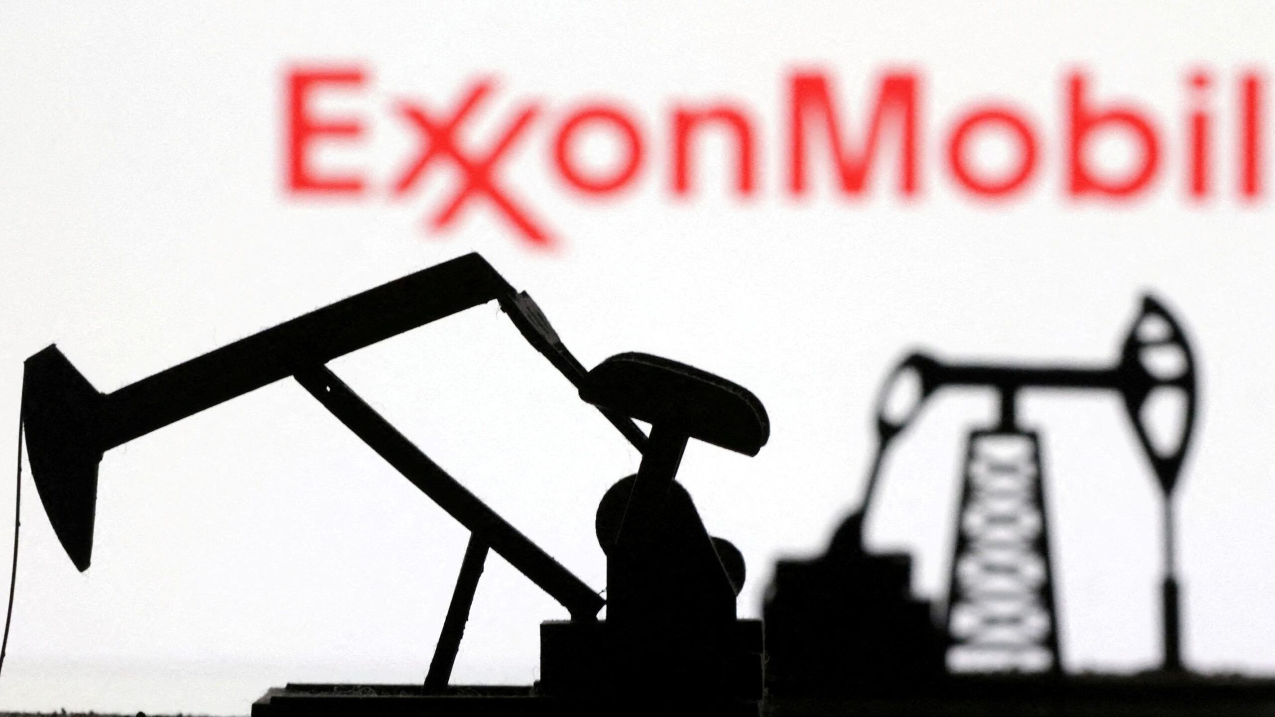 ExxonMobil, kâr düşüşü, petrol fiyatları, rafineri marjları, ticaret savaşları, Trump tarifeleri, OPEC üretimi, ekonomik belirsizlik, 1. çeyrek sonuçları, mali analiz, piyasa beklentileri, hisse senedi performansı, Permiyen havzası, Guyana, maliyet düşüşü
