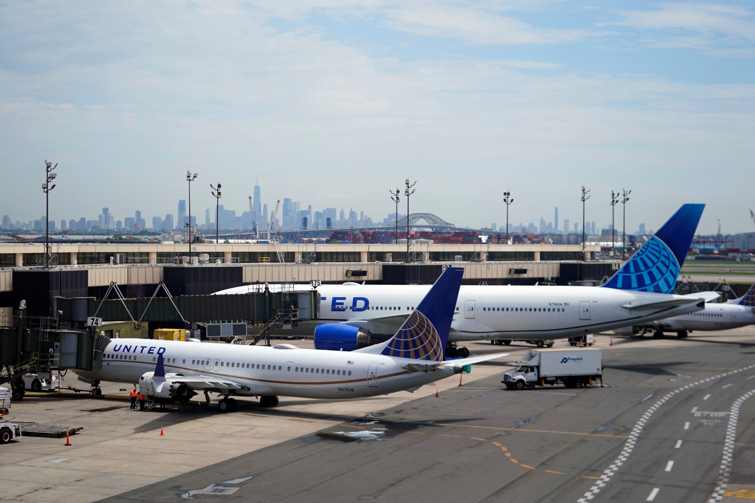 Newark Havalimanı, EWR, hava trafik kontrolü, uçuş gecikmeleri, uçuş iptalleri, United Airlines, Scott Kirby, FAA, personel eksikliği, ulaşım bakanı, Sean Duffy, hava trafik kontrolörleri, işe alım, emeklilik, New York, hava sahası, kapasite sınırlaması, JFK, LaGuardia, slot kontrollü, ekipman arızaları, teknoloji sorunları, bütçe kesintileri, bakım personeli, Zach Wichter, USA TODAY, seyahat ipuçları, alternatif uçuşlar, tazminat, müşteri hizmetleri
