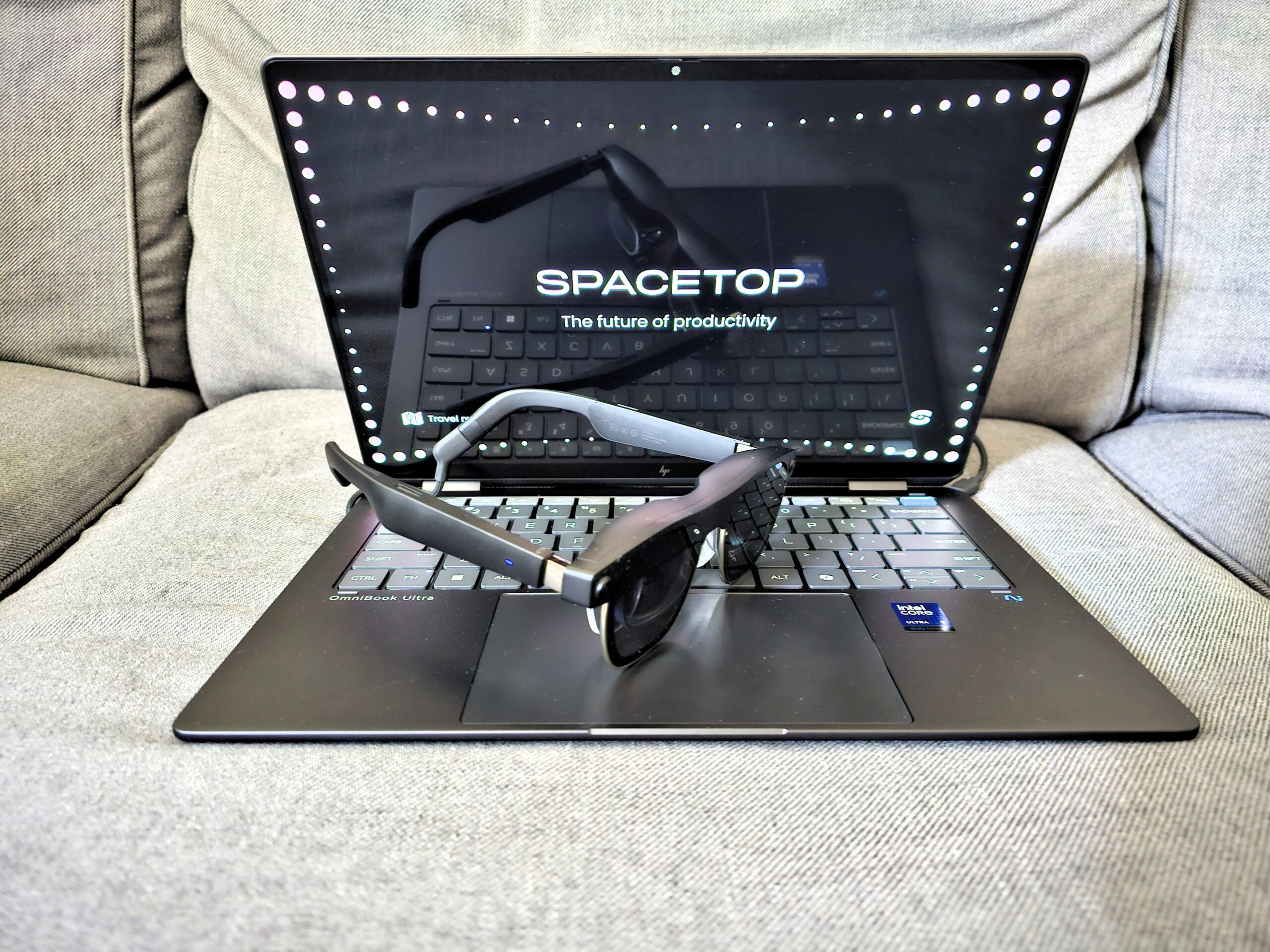 Sightful Spacetop, AR gözlük, artırılmış gerçeklik, sanal ekran, XReal Air Ultra 2, Windows, inceleme, fiyat, abonelik, AI PC, taşınabilir monitör, üretkenlik, seyahat, dizüstü bilgisayar, masaüstü alternatifi, Mark Hachman, PCWorld, teknik inceleme, teknoloji, donanım, yazılım, optik ekler, gözlük reçetesi, sanal çalışma alanı
